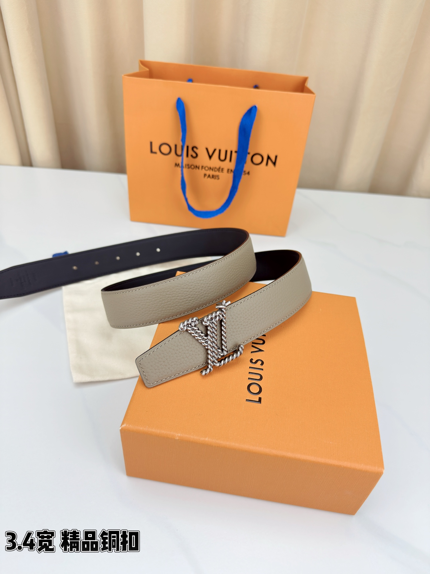 L家 3.4cm宽荔枝纹铜扣皮带，甄选头层牛皮，经典扭绳扣设计。双面双色，商务休闲随心切换，彰显低调奢华