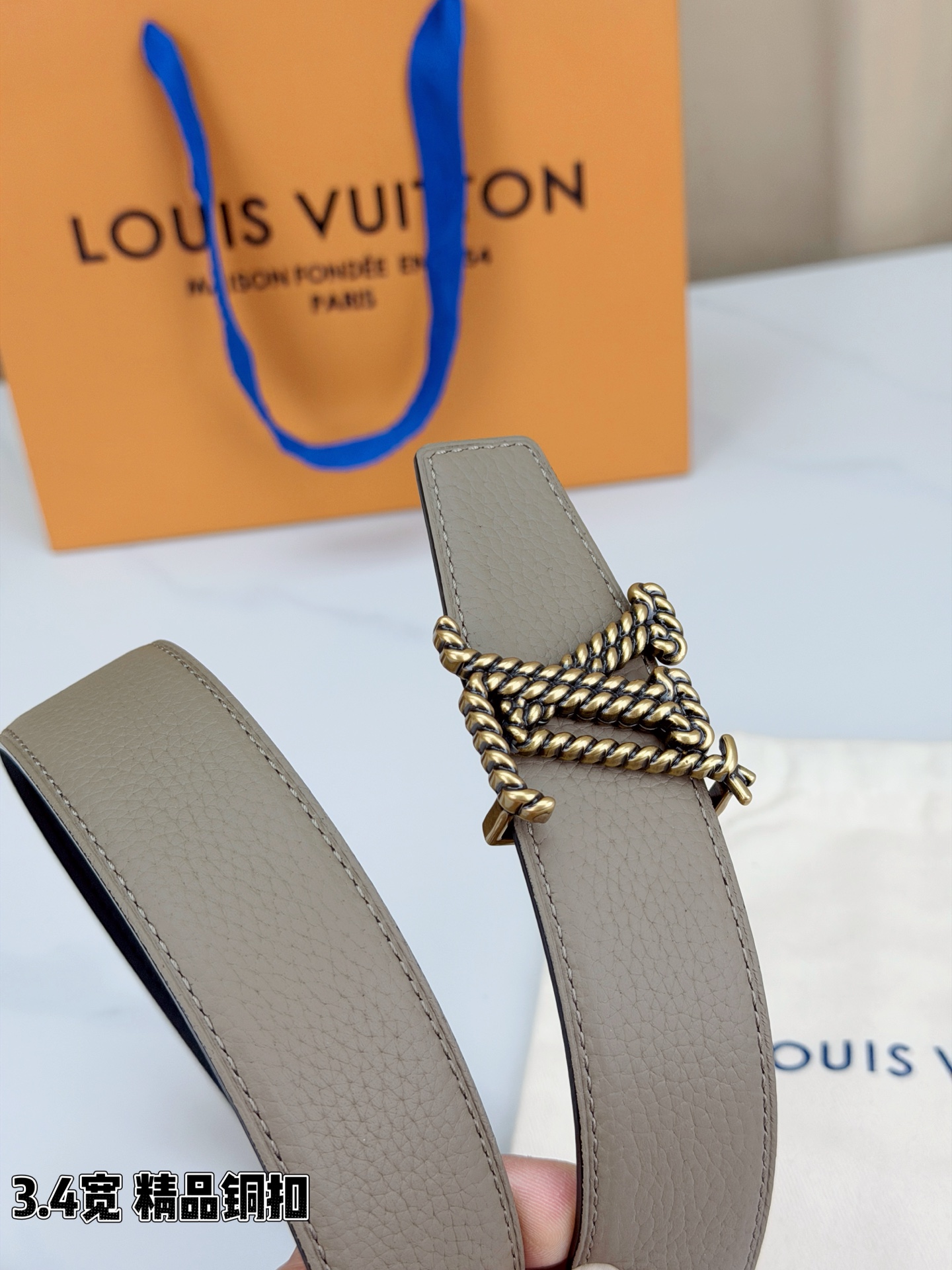 L家 3.4cm宽荔枝纹铜扣皮带，甄选头层牛皮，经典扭绳扣设计。双面双色，商务休闲随心切换，彰显低调奢华