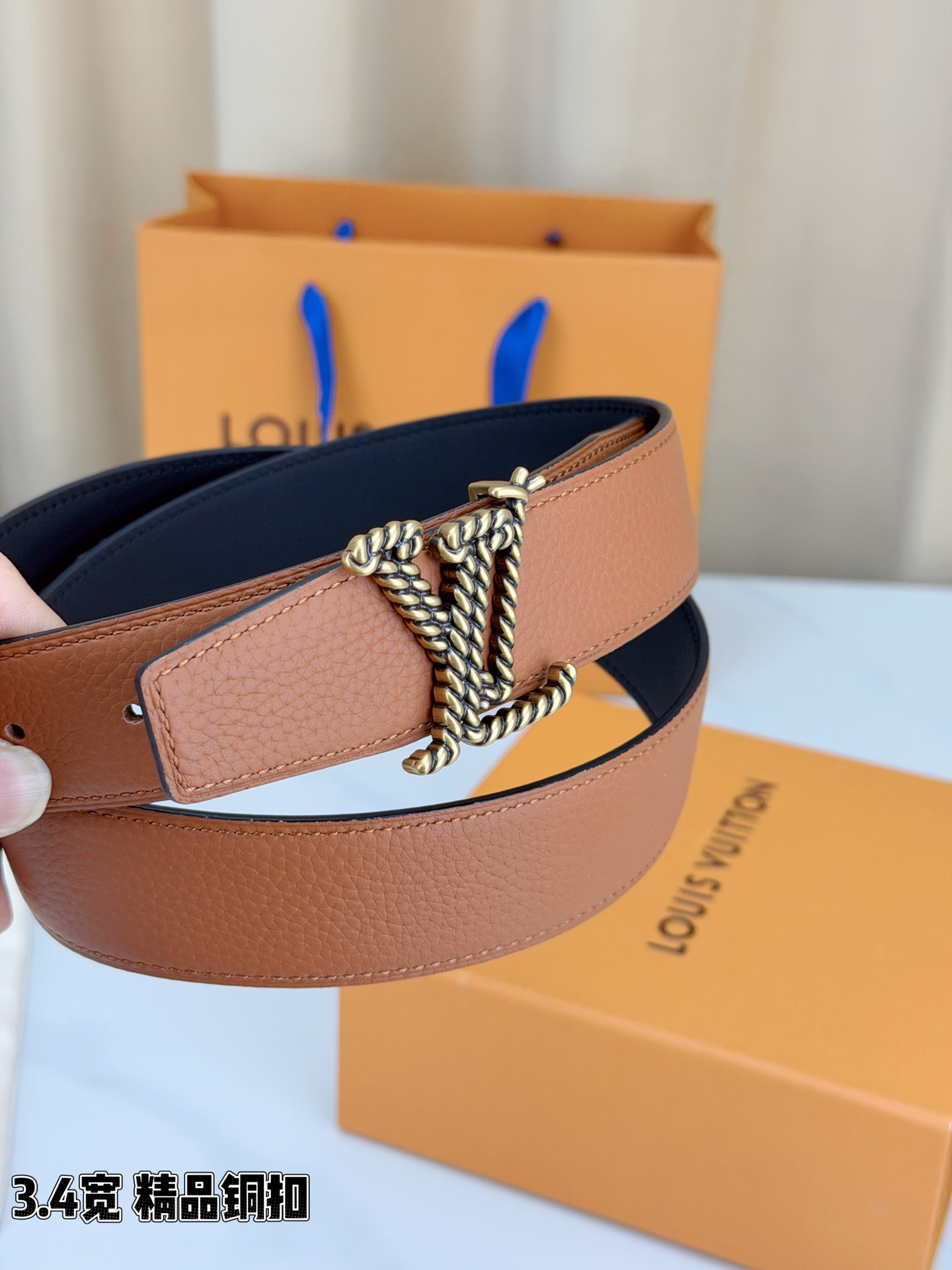 L家 3.4cm宽荔枝纹铜扣皮带，甄选头层牛皮，经典扭绳扣设计。双面双色，商务休闲随心切换，彰显低调奢华