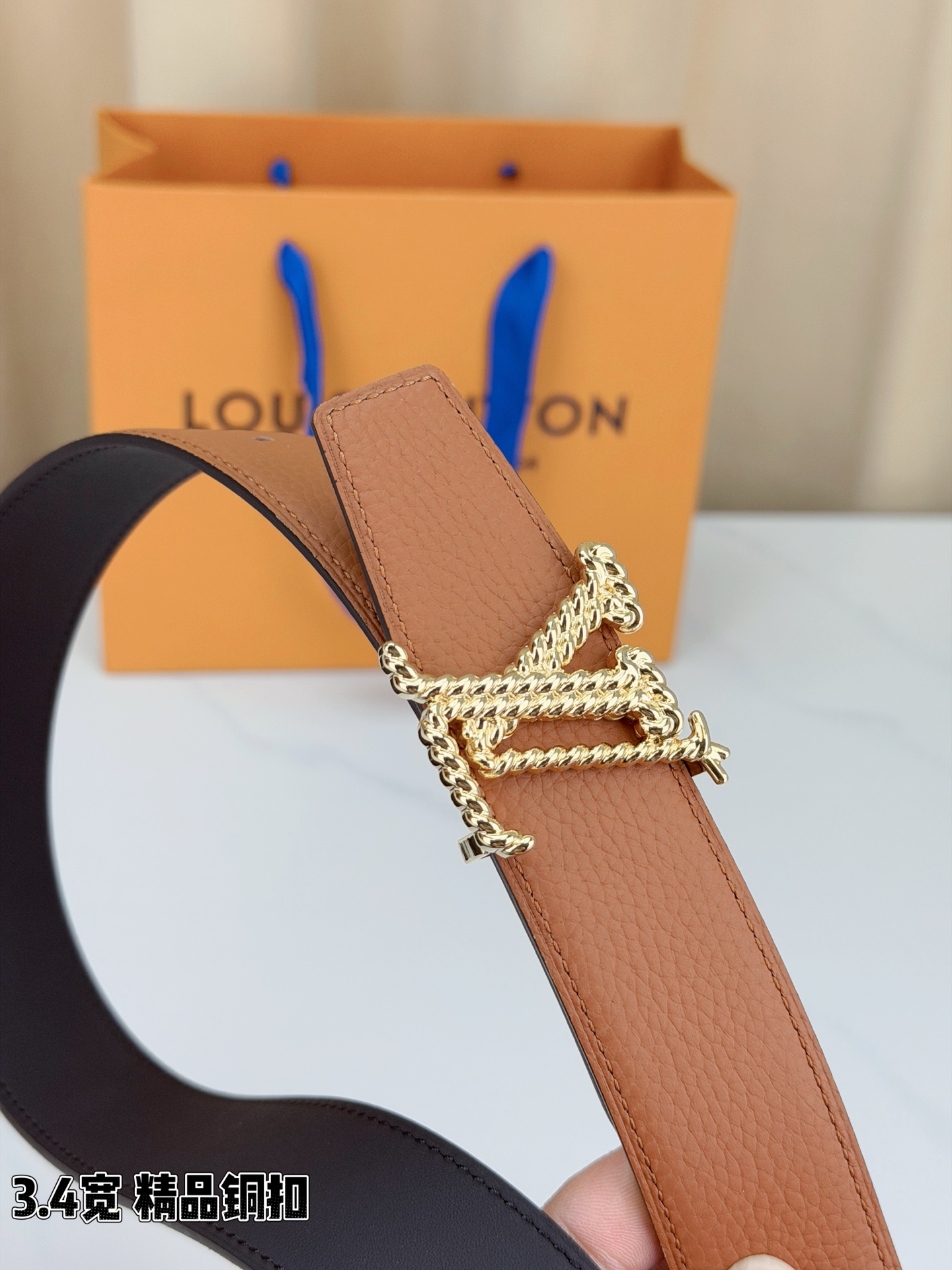 L家 3.4cm宽荔枝纹铜扣皮带，甄选头层牛皮，经典扭绳扣设计。双面双色，商务休闲随心切换，彰显低调奢华