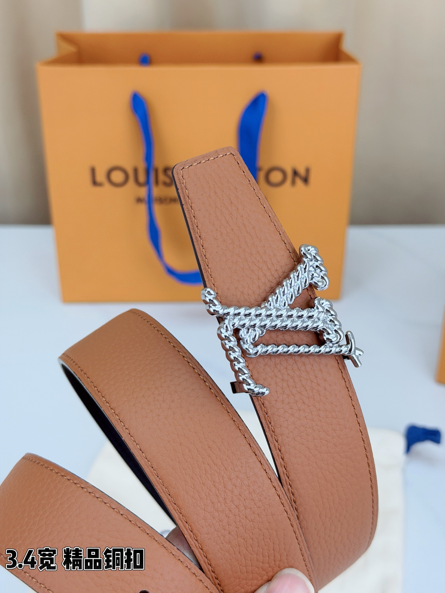 L家 3.4cm宽荔枝纹铜扣皮带，甄选头层牛皮，经典扭绳扣设计。双面双色，商务休闲随心切换，彰显低调奢华