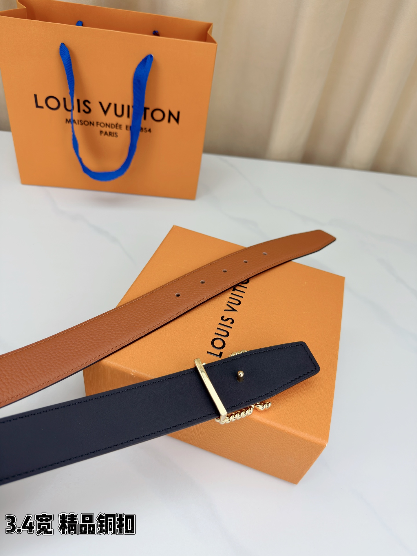 L家 3.4cm宽荔枝纹铜扣皮带，甄选头层牛皮，经典扭绳扣设计。双面双色，商务休闲随心切换，彰显低调奢华