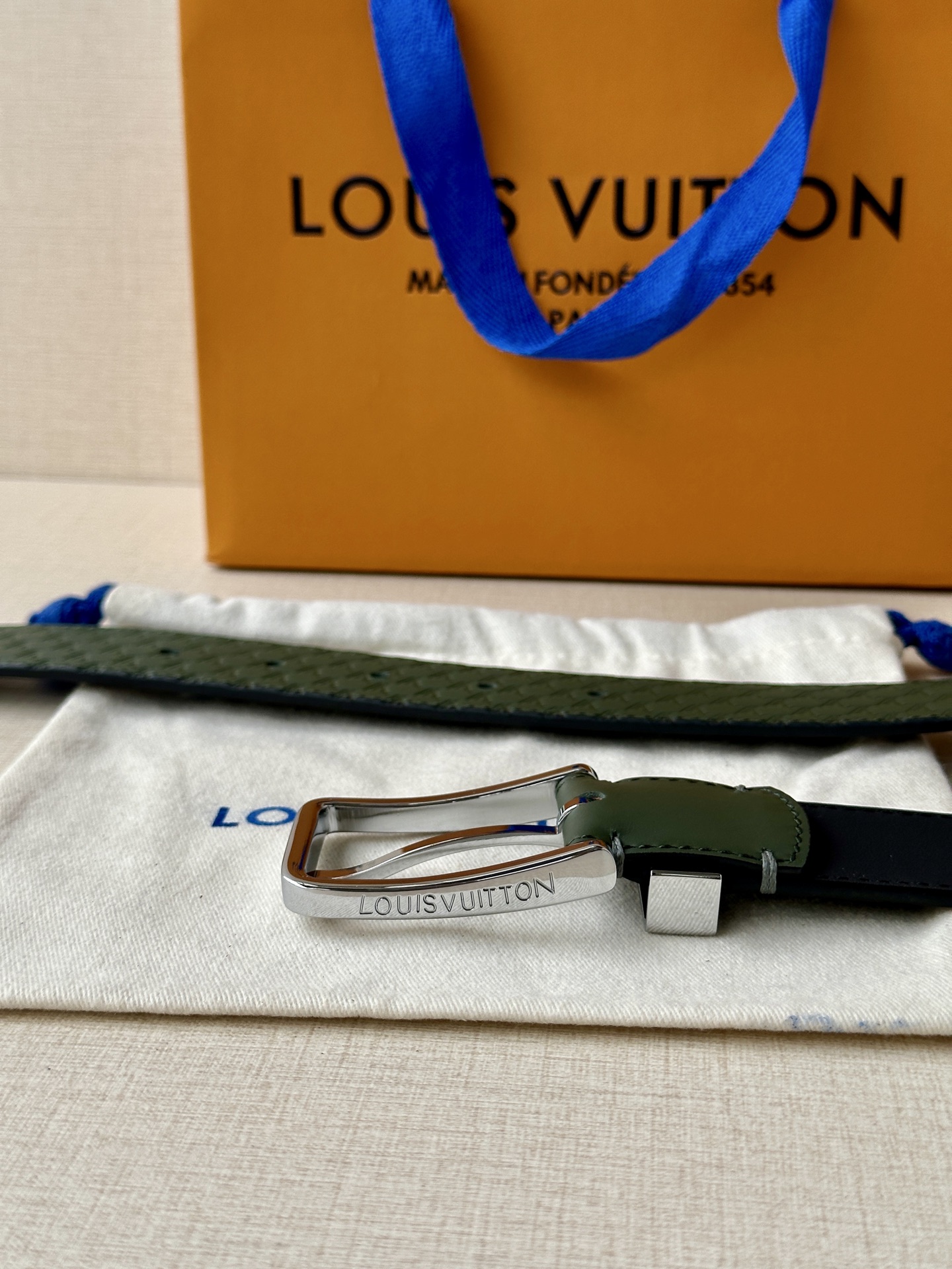 Pont Neuf 3.5宽皮带的这种令人垂头目的迭代配备了值得仔细观察的杰出细节。皮革表带以其微妙的方