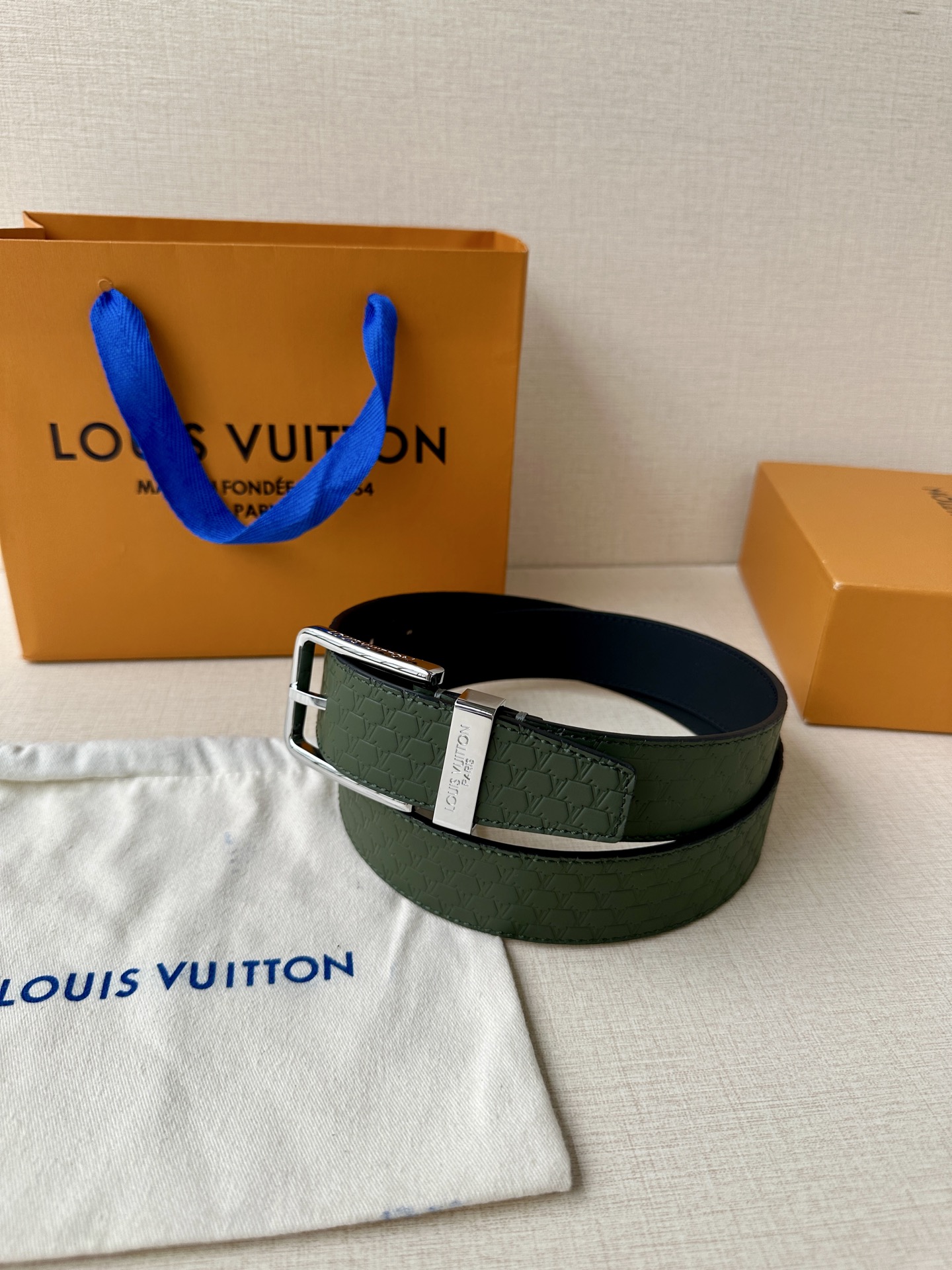 Pont Neuf 3.5宽皮带的这种令人垂头目的迭代配备了值得仔细观察的杰出细节。皮革表带以其微妙的方