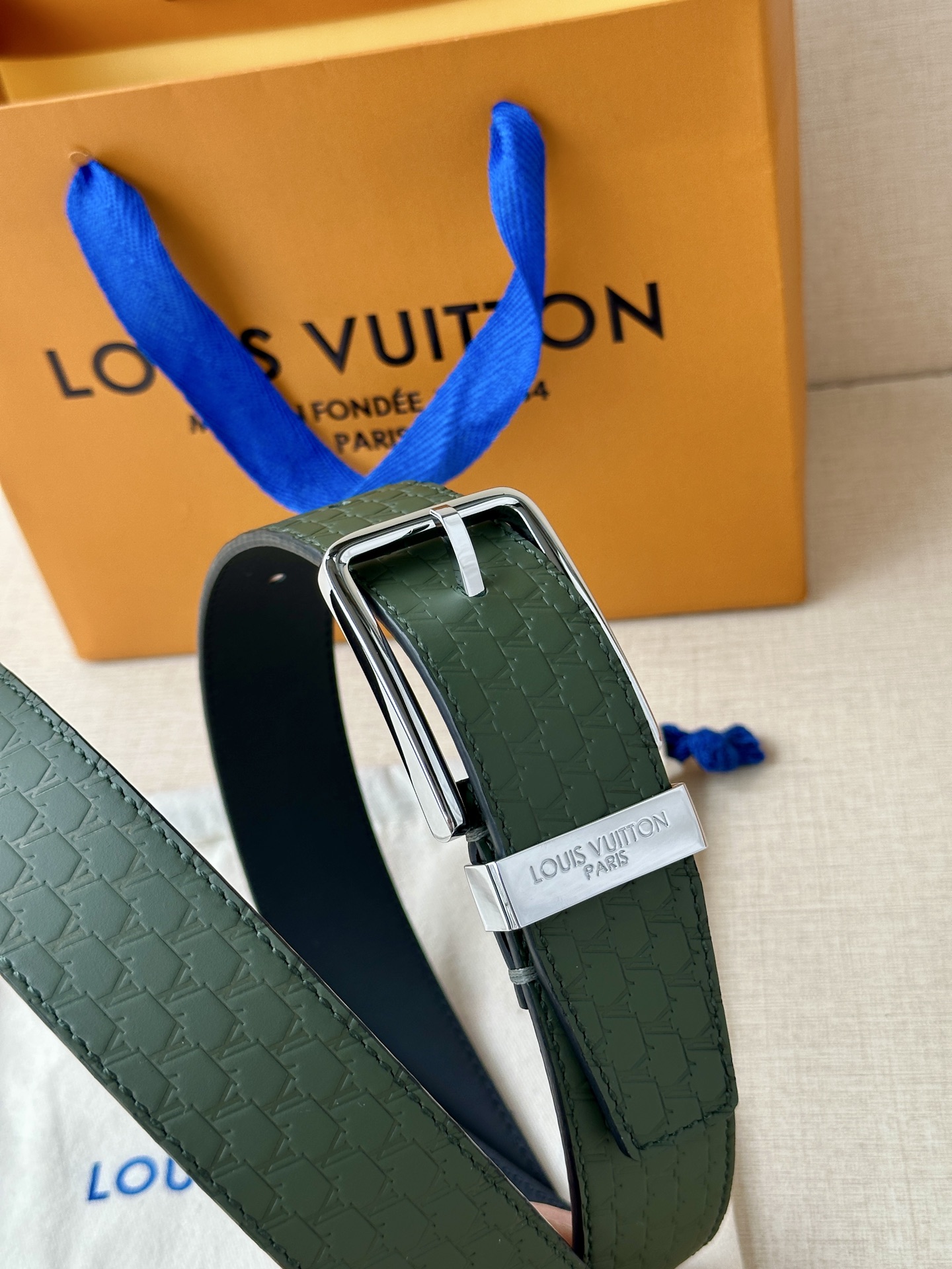 Pont Neuf 3.5宽皮带的这种令人垂头目的迭代配备了值得仔细观察的杰出细节。皮革表带以其微妙的方