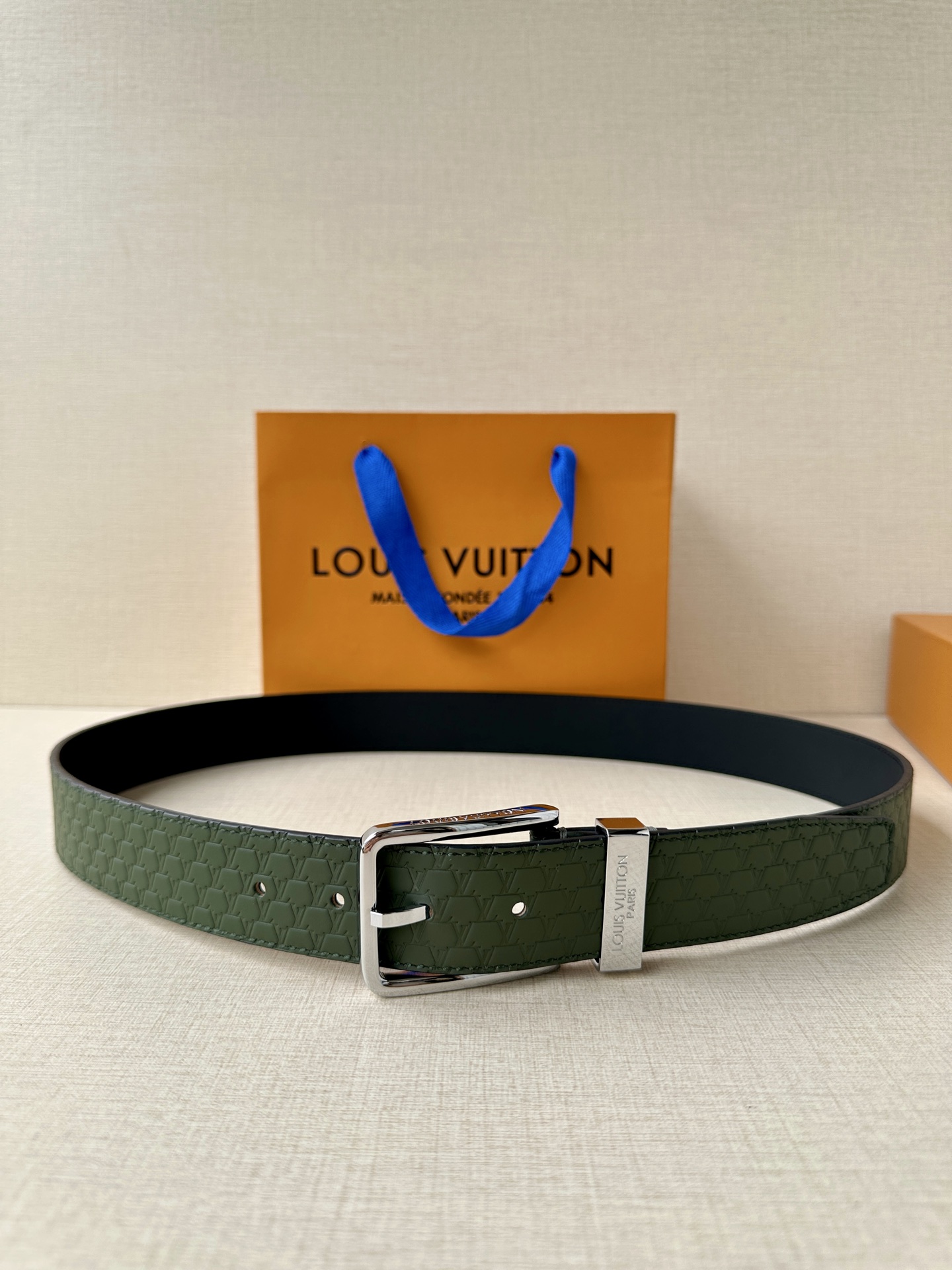 Pont Neuf 3.5宽皮带的这种令人垂头目的迭代配备了值得仔细观察的杰出细节。皮革表带以其微妙的方