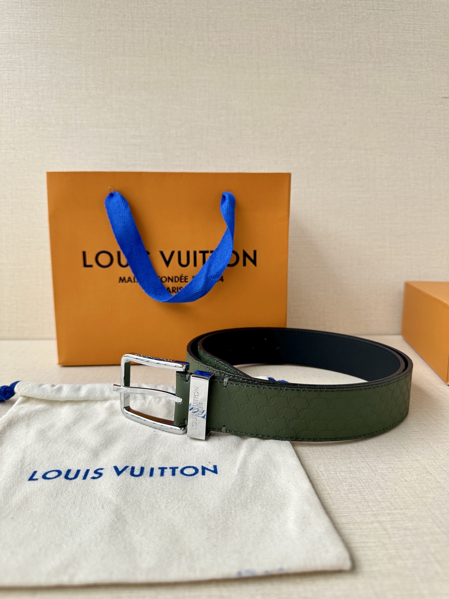 Pont Neuf 3.5宽皮带的这种令人垂头目的迭代配备了值得仔细观察的杰出细节。皮革表带以其微妙的方