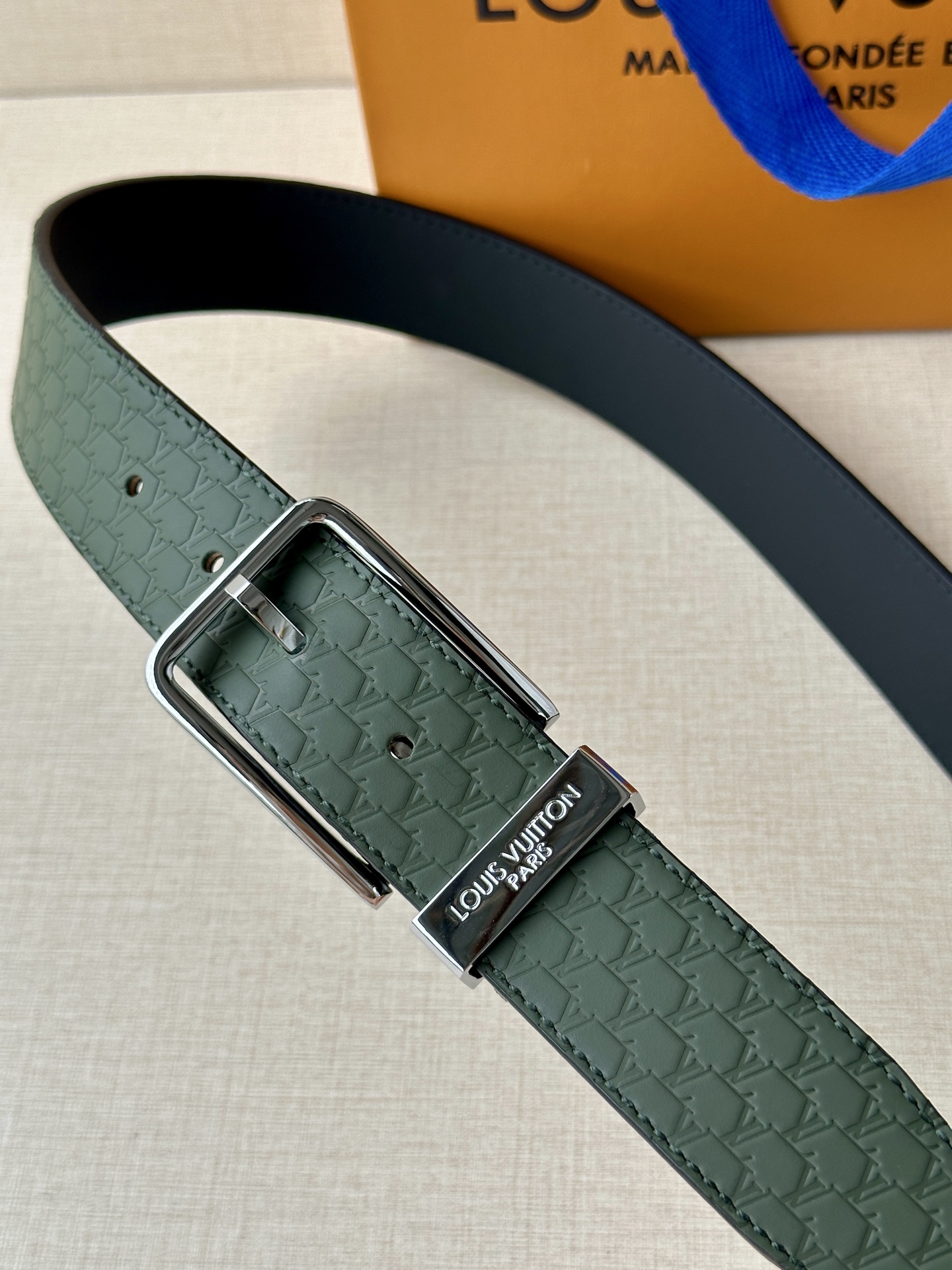 Pont Neuf 3.5宽皮带的这种令人垂头目的迭代配备了值得仔细观察的杰出细节。皮革表带以其微妙的方