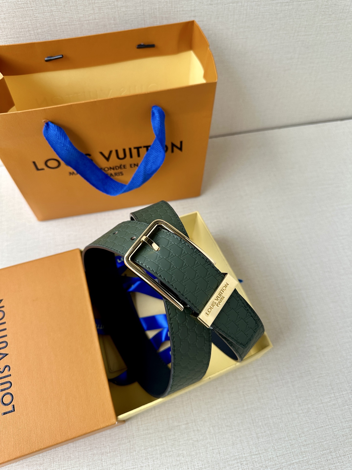 Pont Neuf 3.5宽皮带的这种令人垂头目的迭代配备了值得仔细观察的杰出细节。皮革表带以其微妙的方