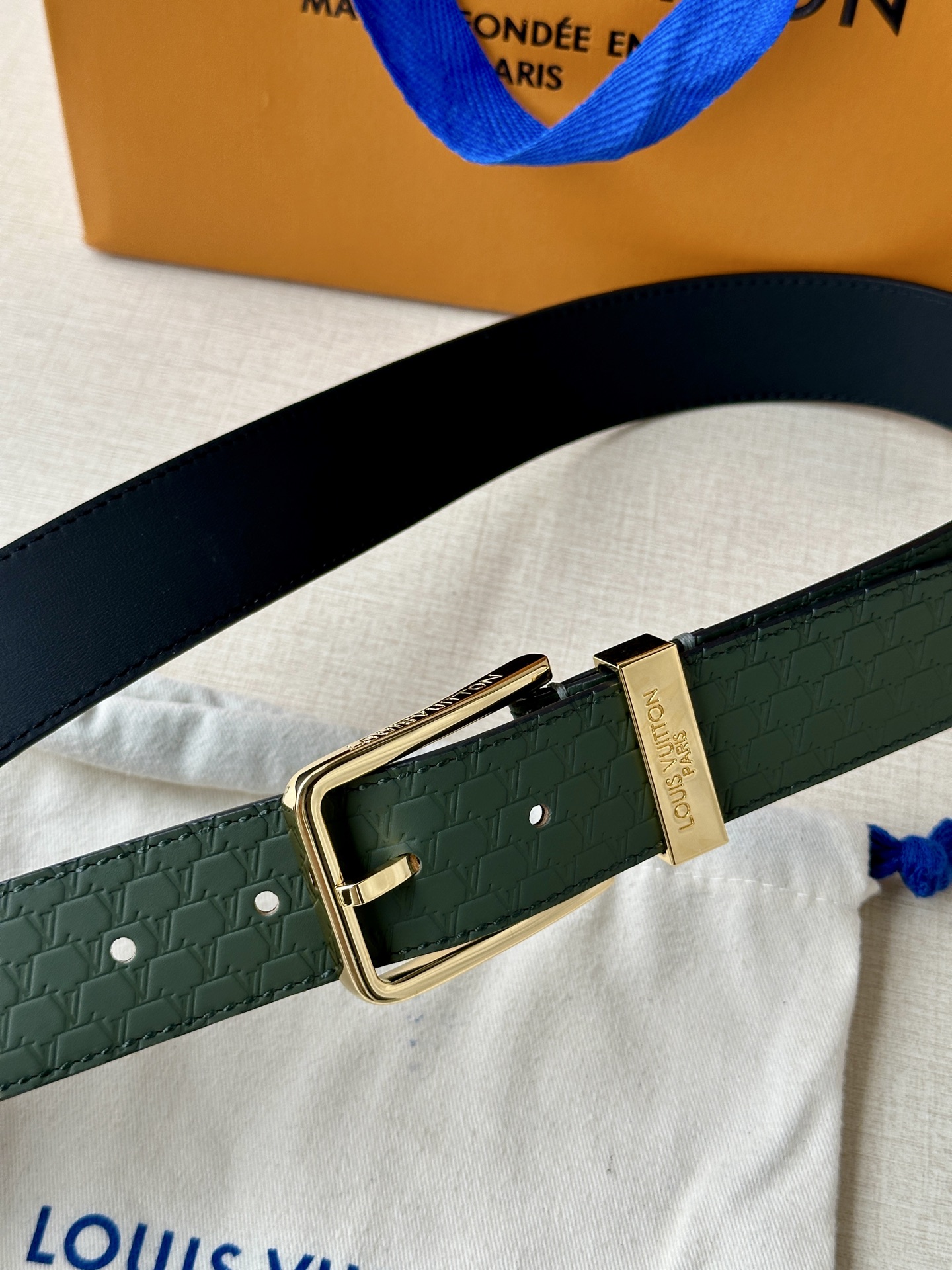 Pont Neuf 3.5宽皮带的这种令人垂头目的迭代配备了值得仔细观察的杰出细节。皮革表带以其微妙的方