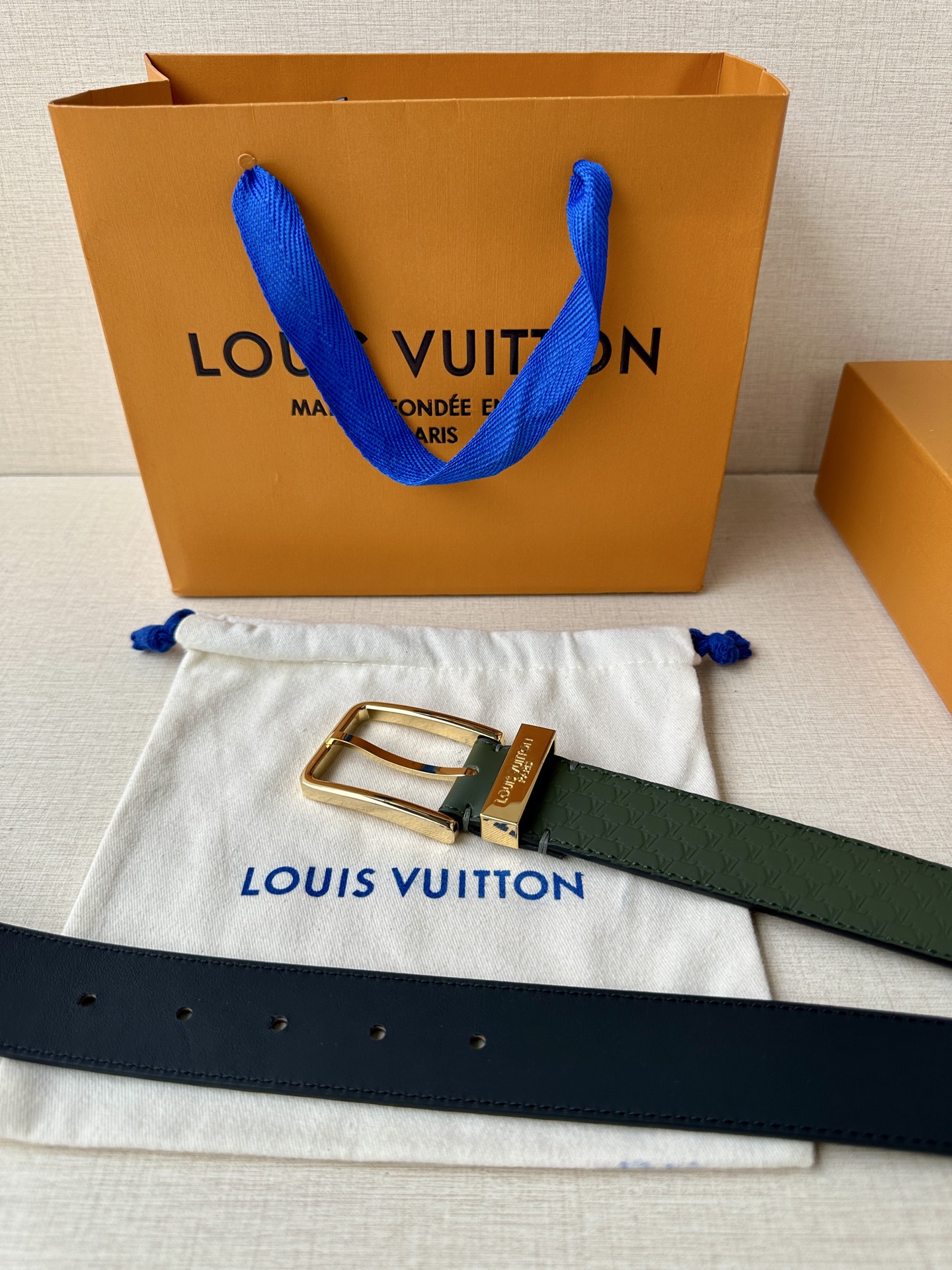 Pont Neuf 3.5宽皮带的这种令人垂头目的迭代配备了值得仔细观察的杰出细节。皮革表带以其微妙的方