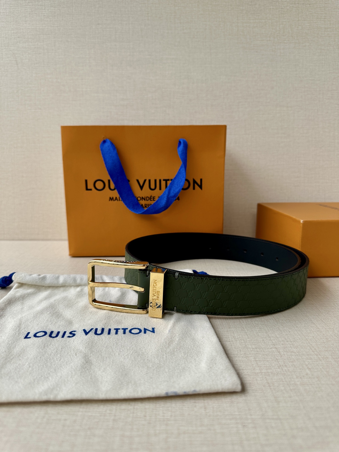 Pont Neuf 3.5宽皮带的这种令人垂头目的迭代配备了值得仔细观察的杰出细节。皮革表带以其微妙的方