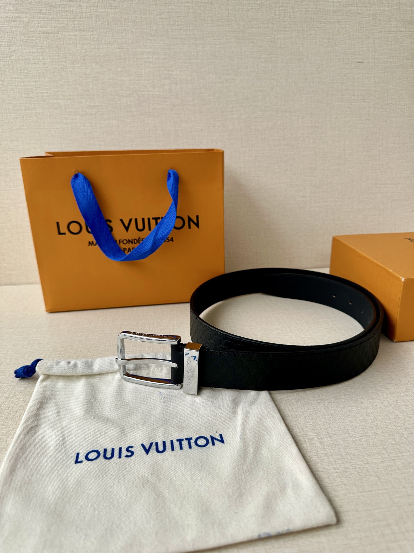 Pont Neuf 3.5宽皮带的这种令人垂头目的迭代配备了值得仔细观察的杰出细节。皮革表带以其微妙的方