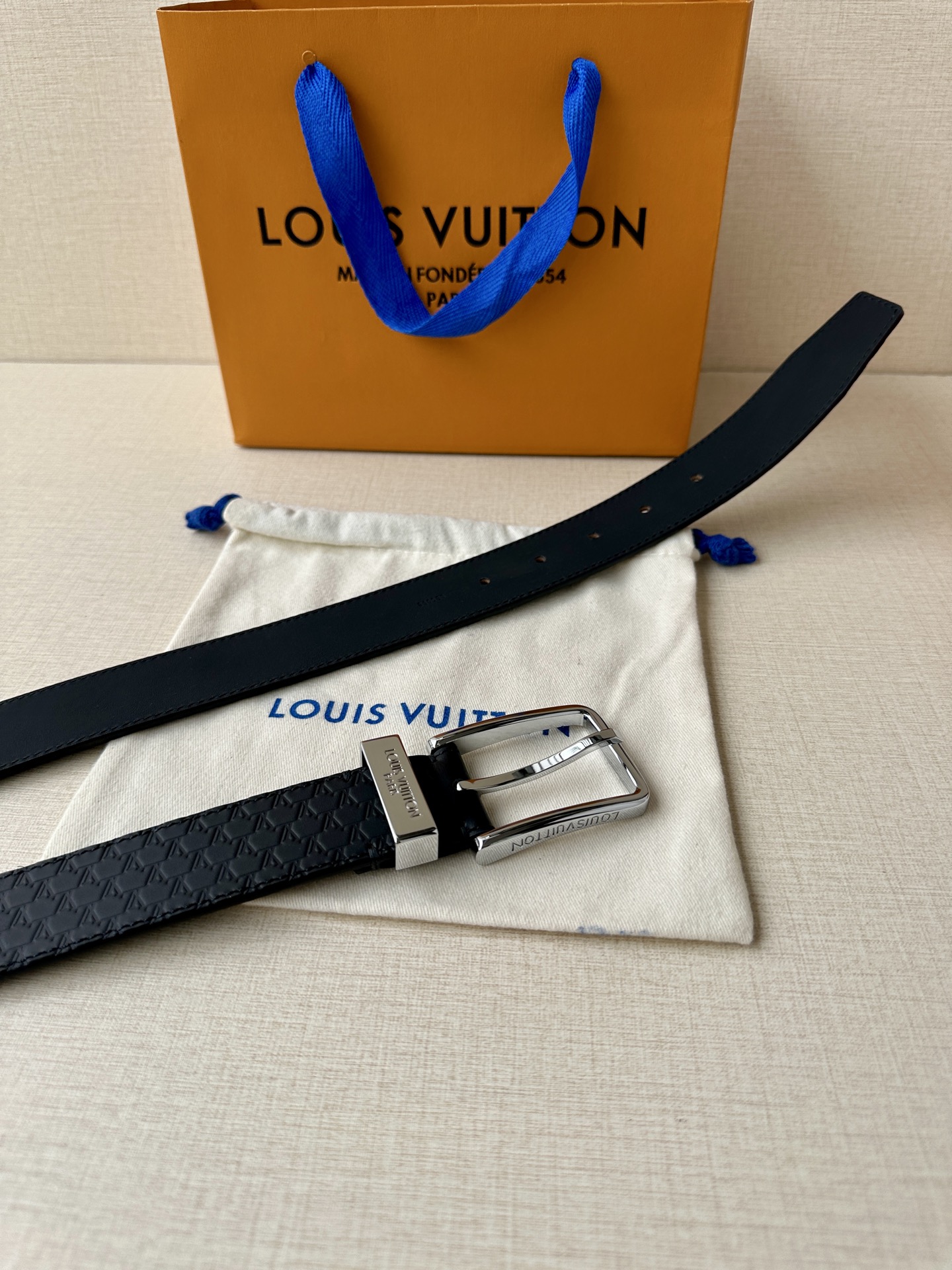 Pont Neuf 3.5宽皮带的这种令人垂头目的迭代配备了值得仔细观察的杰出细节。皮革表带以其微妙的方