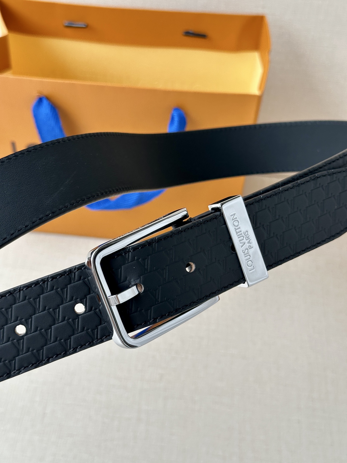 Pont Neuf 3.5宽皮带的这种令人垂头目的迭代配备了值得仔细观察的杰出细节。皮革表带以其微妙的方