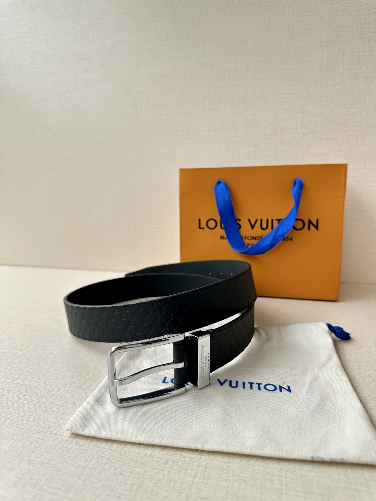 Pont Neuf 3.5宽皮带的这种令人垂头目的迭代配备了值得仔细观察的杰出细节。皮革表带以其微妙的方