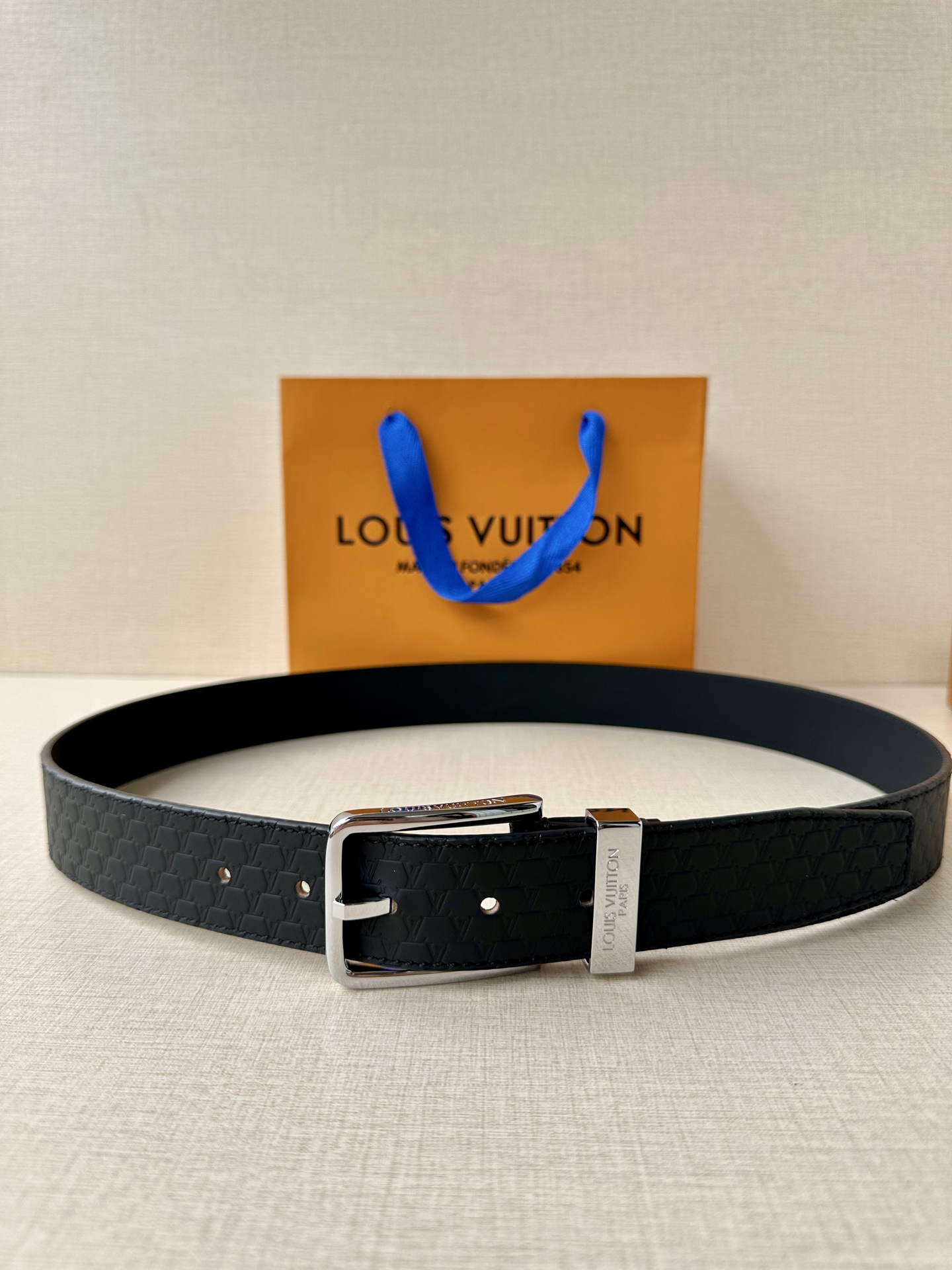 Pont Neuf 3.5宽皮带的这种令人垂头目的迭代配备了值得仔细观察的杰出细节。皮革表带以其微妙的方