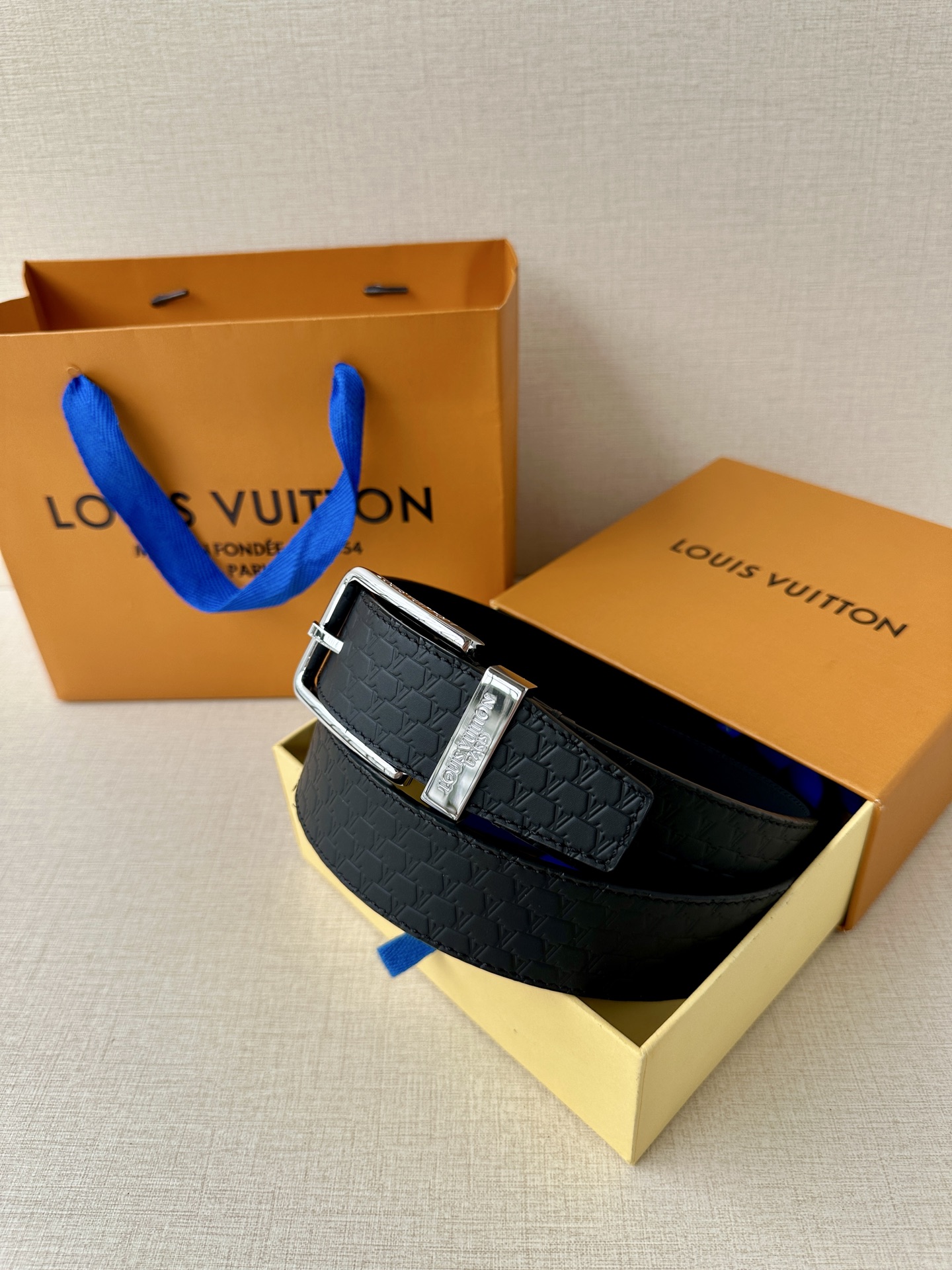 Pont Neuf 3.5宽皮带的这种令人垂头目的迭代配备了值得仔细观察的杰出细节。皮革表带以其微妙的方