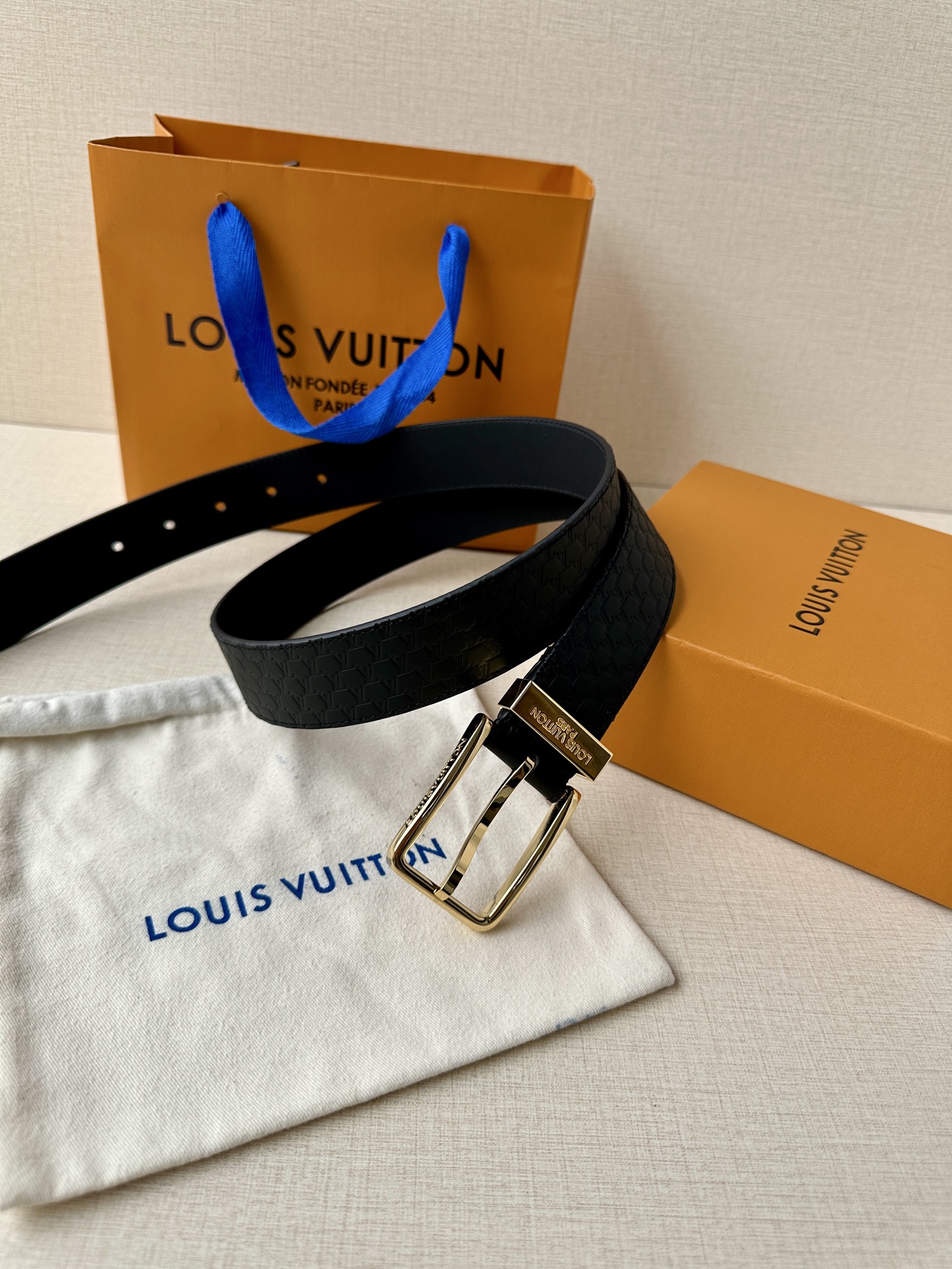 Pont Neuf 3.5宽皮带的这种令人垂头目的迭代配备了值得仔细观察的杰出细节。皮革表带以其微妙的方