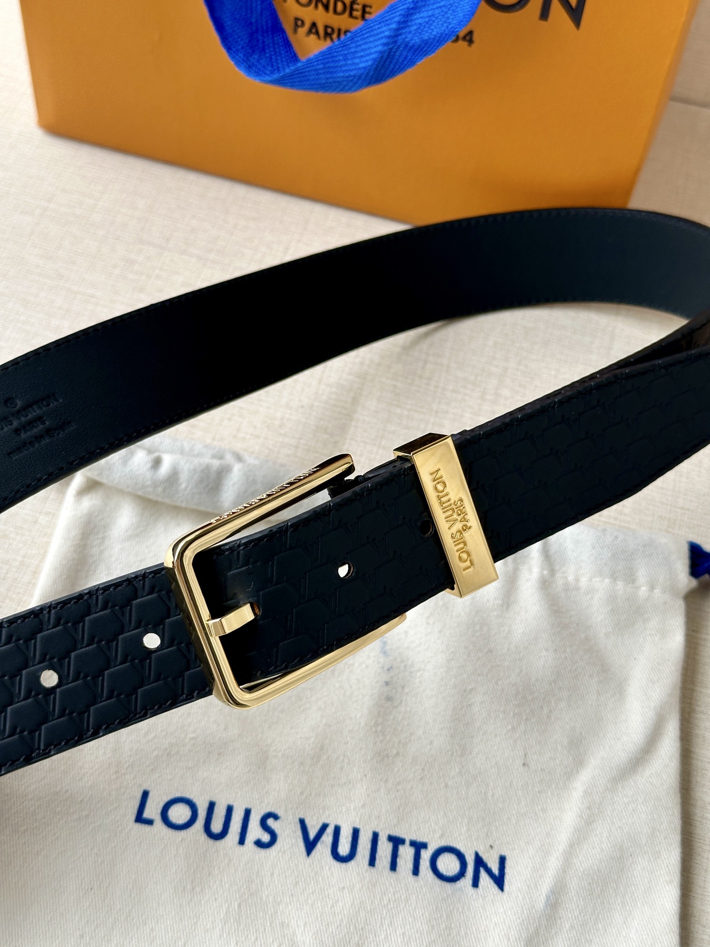 Pont Neuf 3.5宽皮带的这种令人垂头目的迭代配备了值得仔细观察的杰出细节。皮革表带以其微妙的方