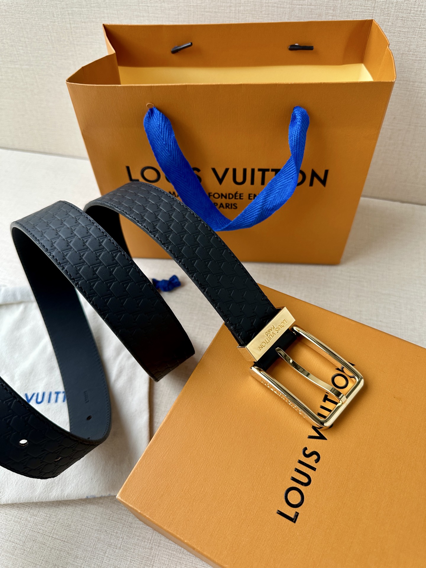 Pont Neuf 3.5宽皮带的这种令人垂头目的迭代配备了值得仔细观察的杰出细节。皮革表带以其微妙的方