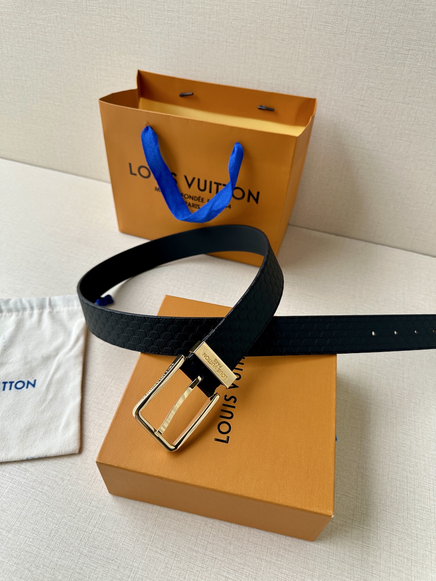 Pont Neuf 3.5宽皮带的这种令人垂头目的迭代配备了值得仔细观察的杰出细节。皮革表带以其微妙的方