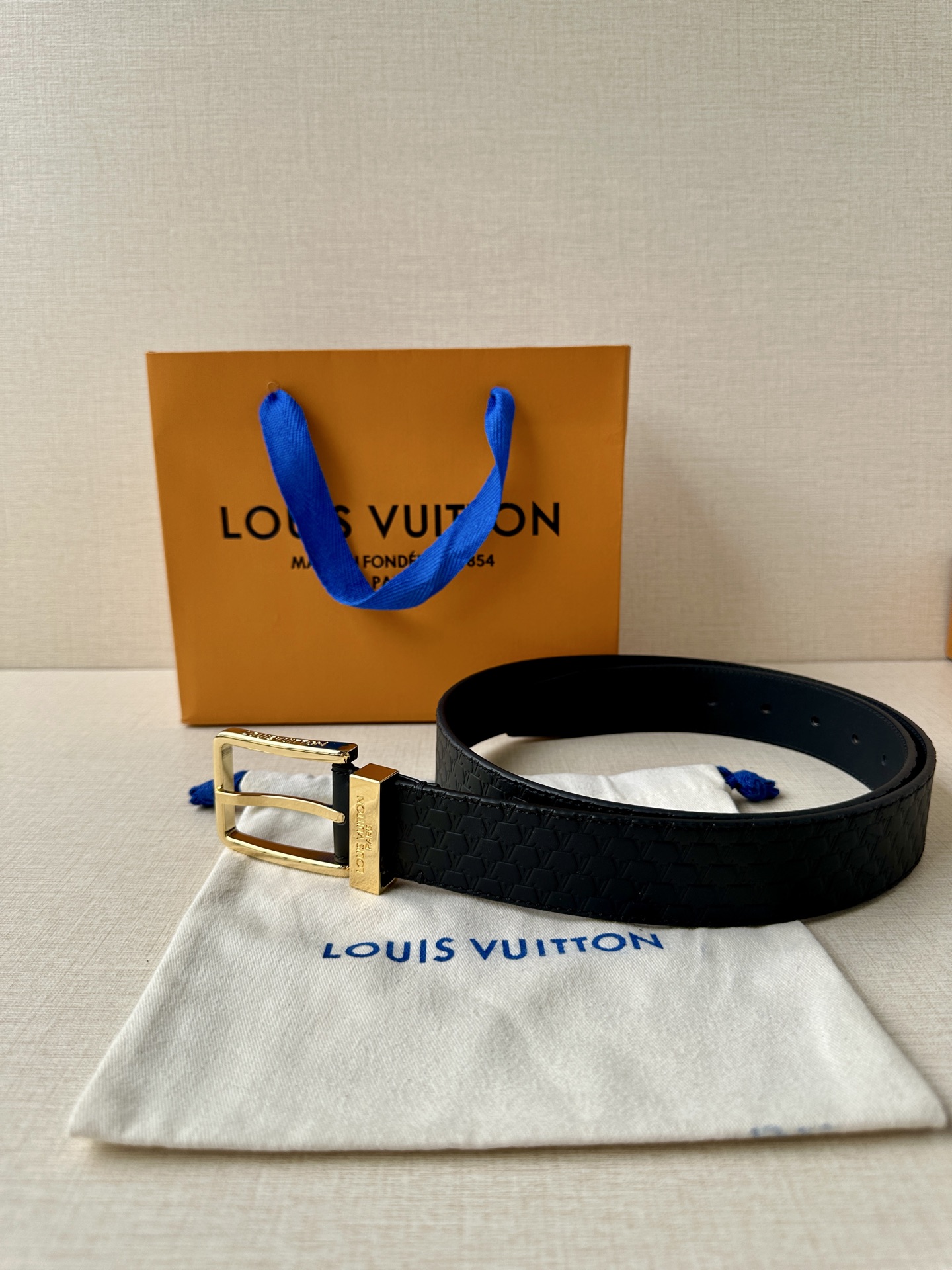 Pont Neuf 3.5宽皮带的这种令人垂头目的迭代配备了值得仔细观察的杰出细节。皮革表带以其微妙的方