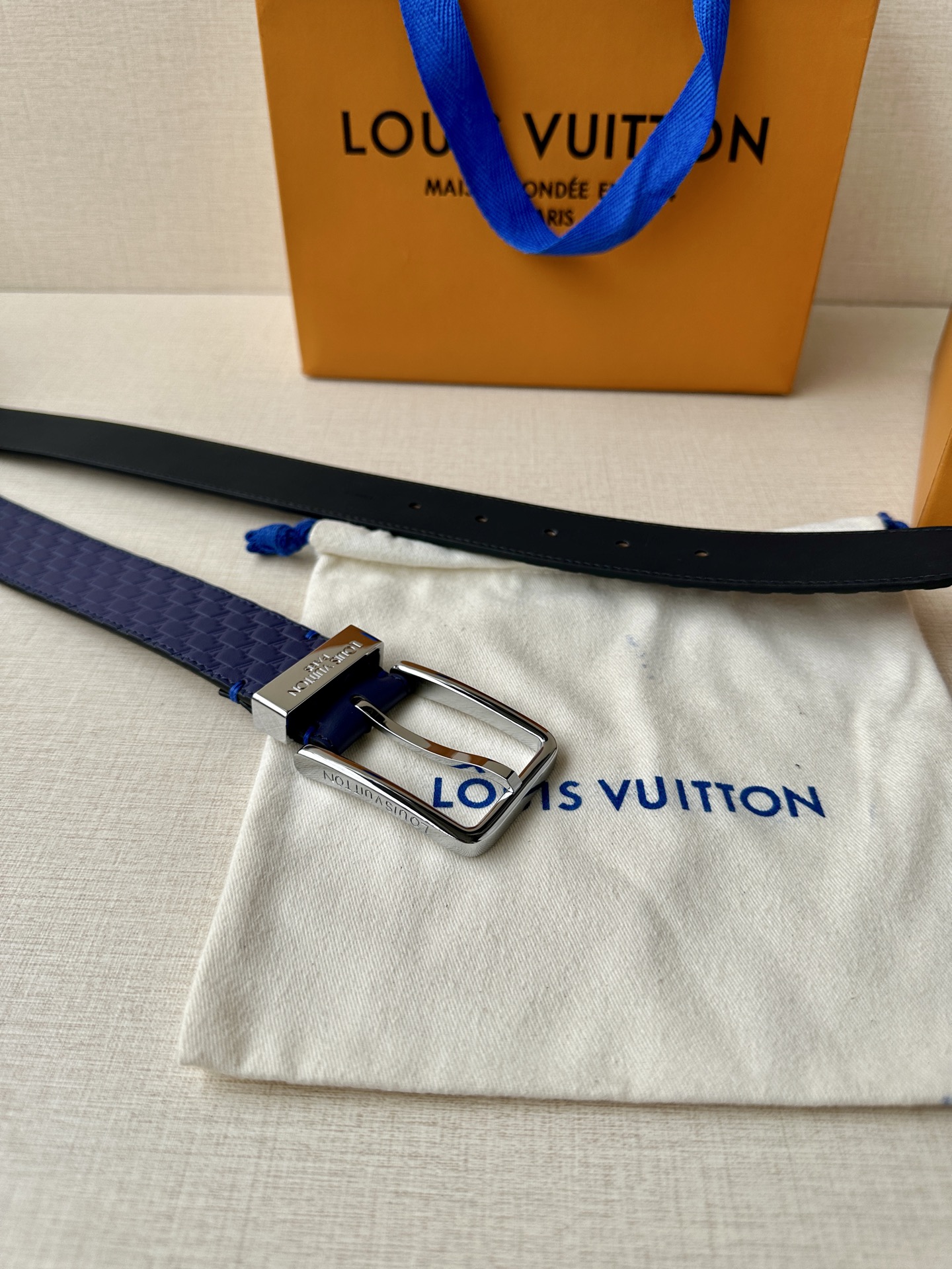 Pont Neuf 3.5宽皮带的这种令人垂头目的迭代配备了值得仔细观察的杰出细节。皮革表带以其微妙的方