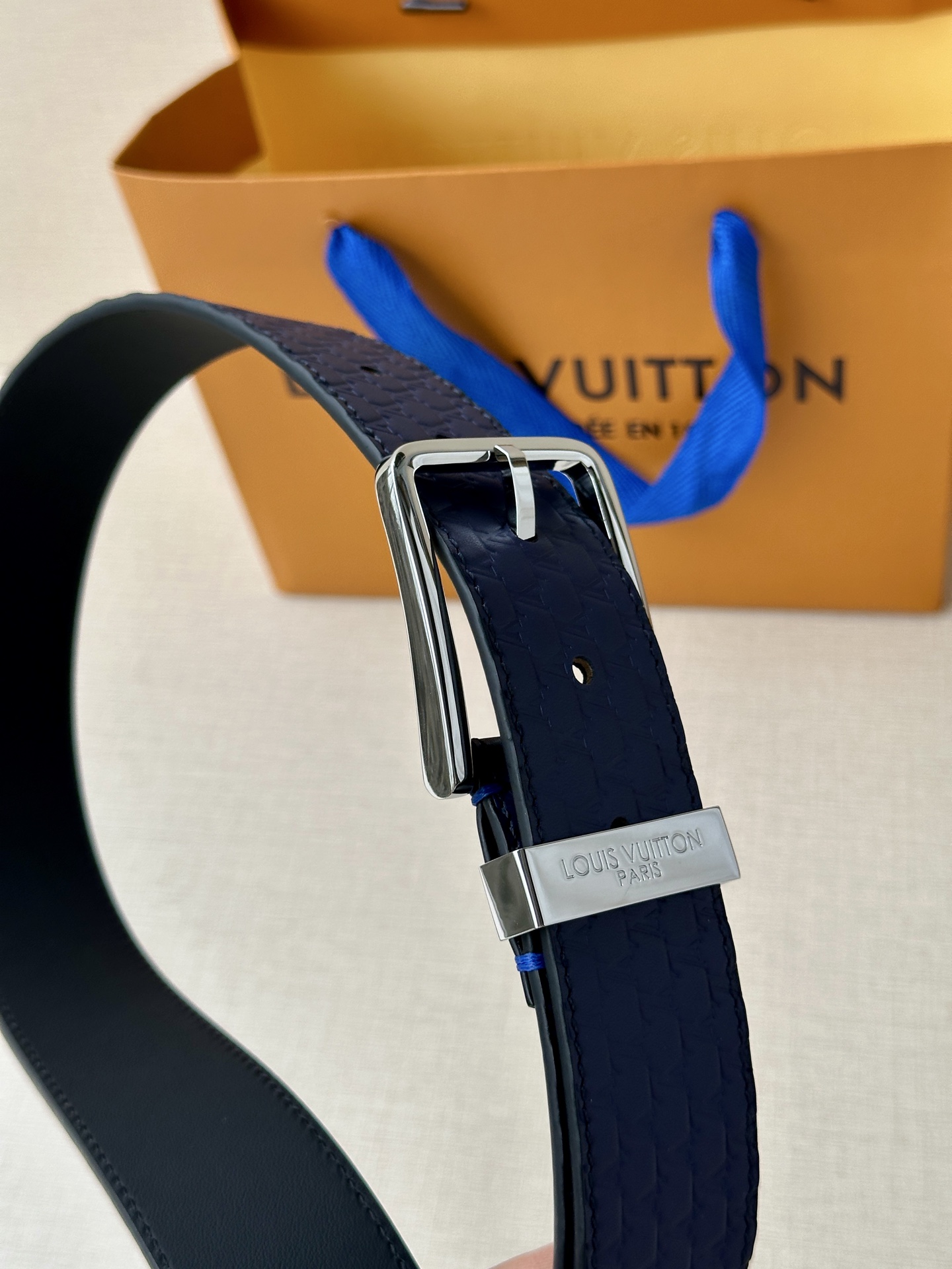 Pont Neuf 3.5宽皮带的这种令人垂头目的迭代配备了值得仔细观察的杰出细节。皮革表带以其微妙的方