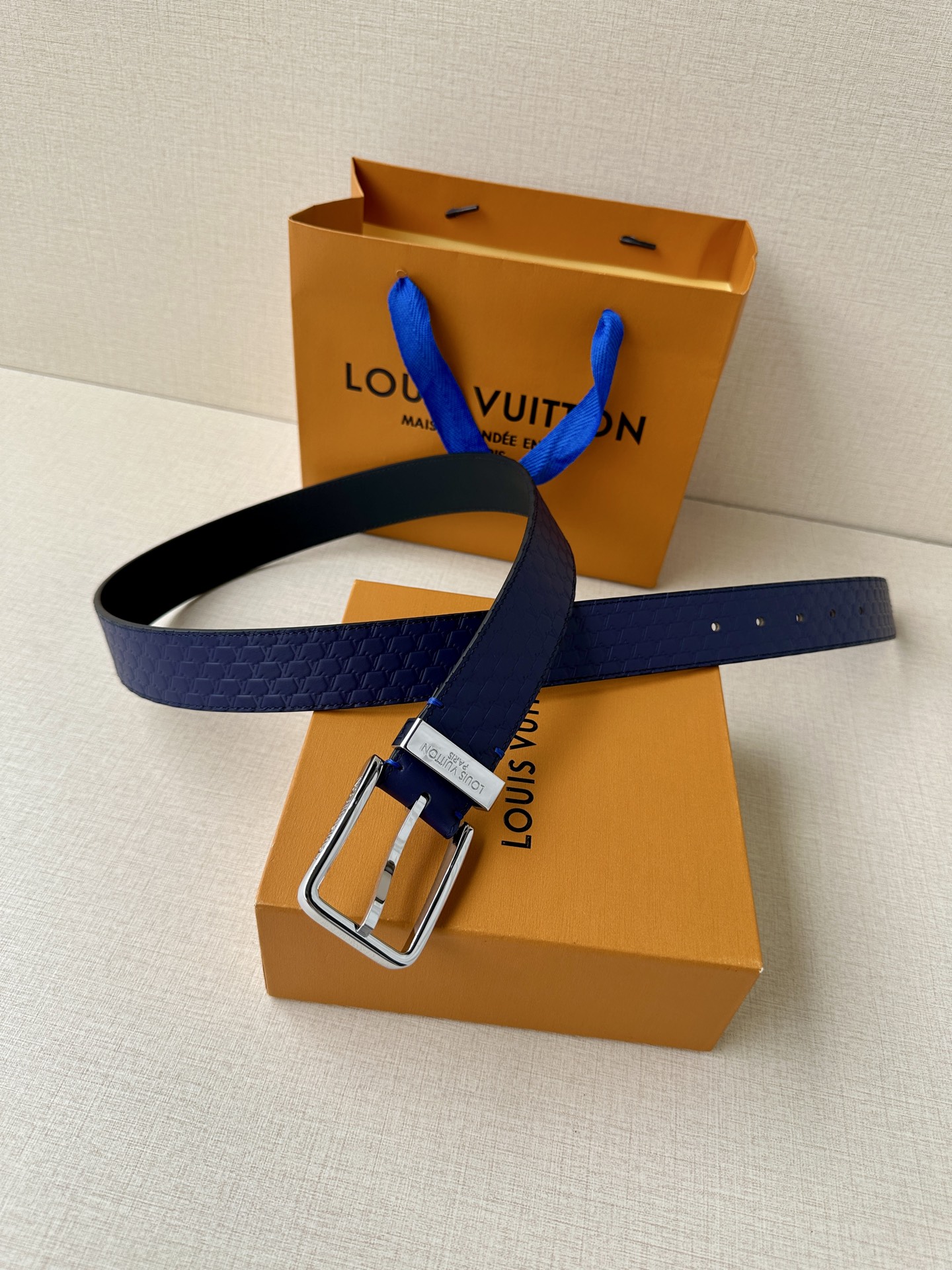 Pont Neuf 3.5宽皮带的这种令人垂头目的迭代配备了值得仔细观察的杰出细节。皮革表带以其微妙的方