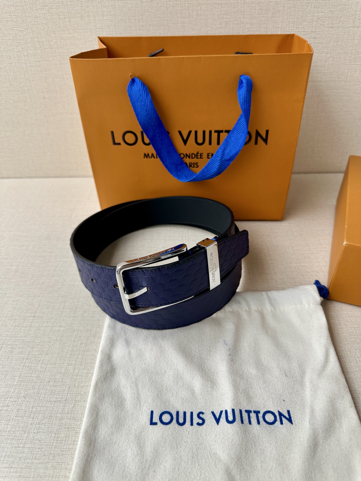 Pont Neuf 3.5宽皮带的这种令人垂头目的迭代配备了值得仔细观察的杰出细节。皮革表带以其微妙的方