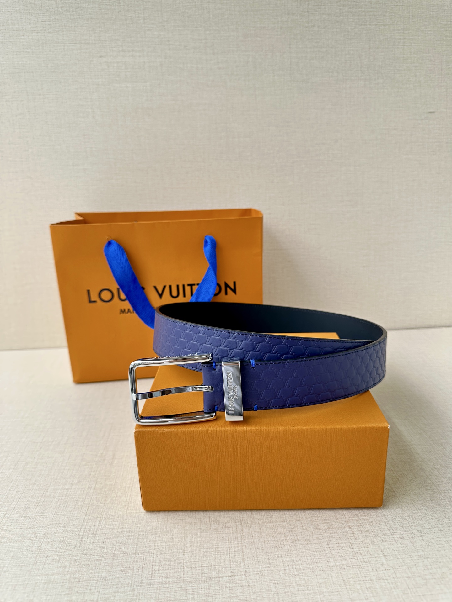 Pont Neuf 3.5宽皮带的这种令人垂头目的迭代配备了值得仔细观察的杰出细节。皮革表带以其微妙的方