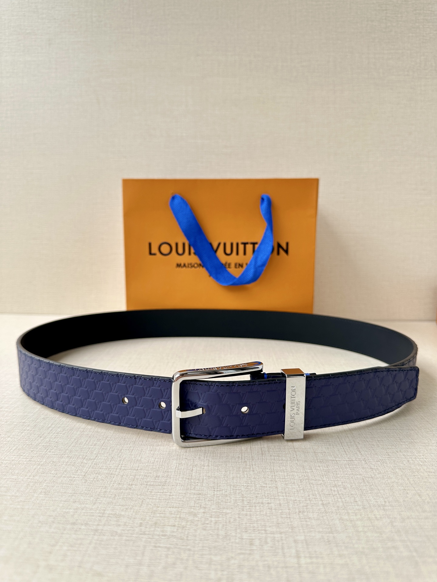 Pont Neuf 3.5宽皮带的这种令人垂头目的迭代配备了值得仔细观察的杰出细节。皮革表带以其微妙的方