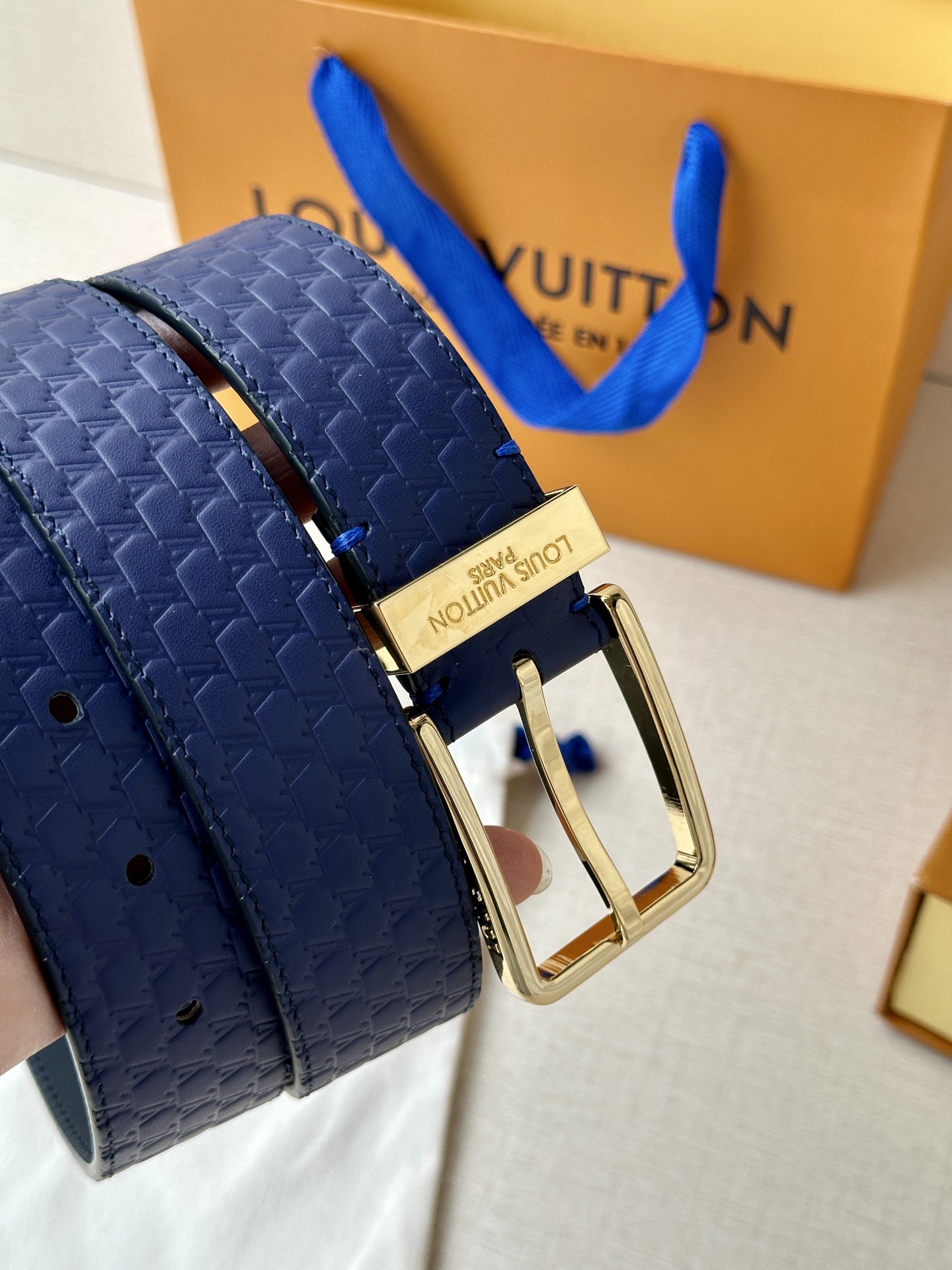 Pont Neuf 3.5宽皮带的这种令人垂头目的迭代配备了值得仔细观察的杰出细节。皮革表带以其微妙的方