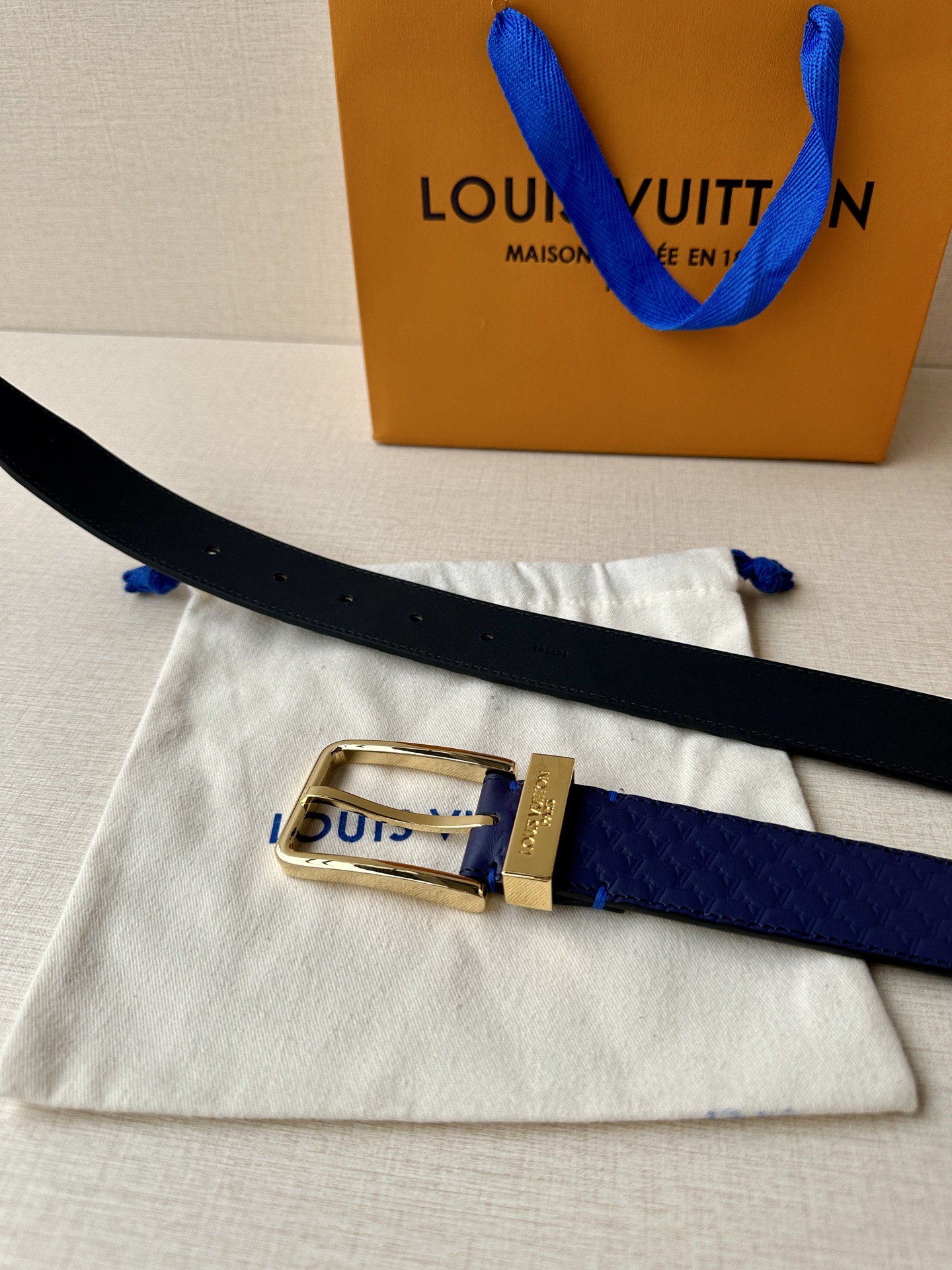 Pont Neuf 3.5宽皮带的这种令人垂头目的迭代配备了值得仔细观察的杰出细节。皮革表带以其微妙的方