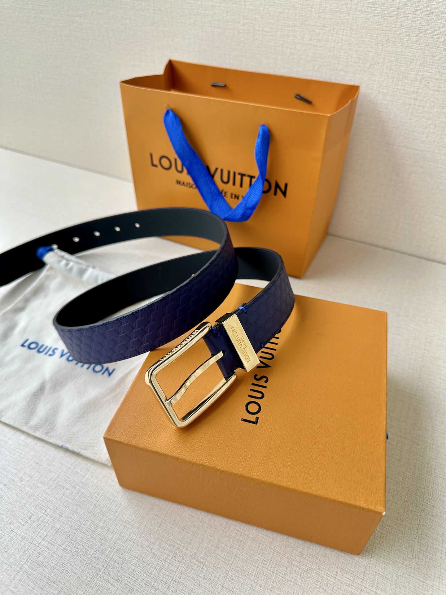 Pont Neuf 3.5宽皮带的这种令人垂头目的迭代配备了值得仔细观察的杰出细节。皮革表带以其微妙的方