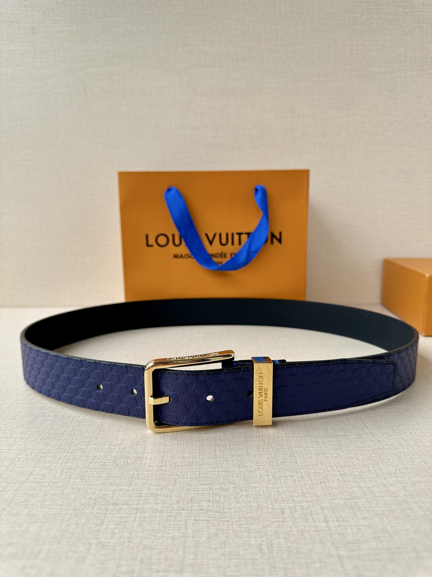 Pont Neuf 3.5宽皮带的这种令人垂头目的迭代配备了值得仔细观察的杰出细节。皮革表带以其微妙的方