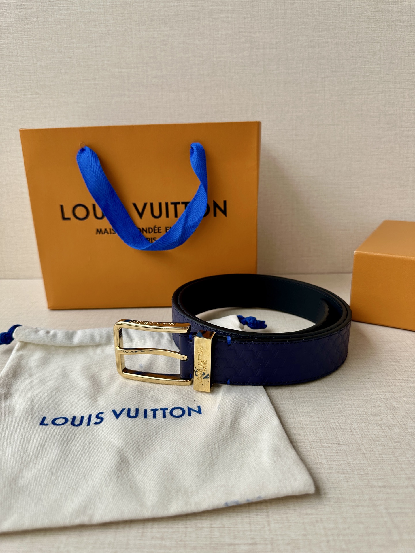 Pont Neuf 3.5宽皮带的这种令人垂头目的迭代配备了值得仔细观察的杰出细节。皮革表带以其微妙的方