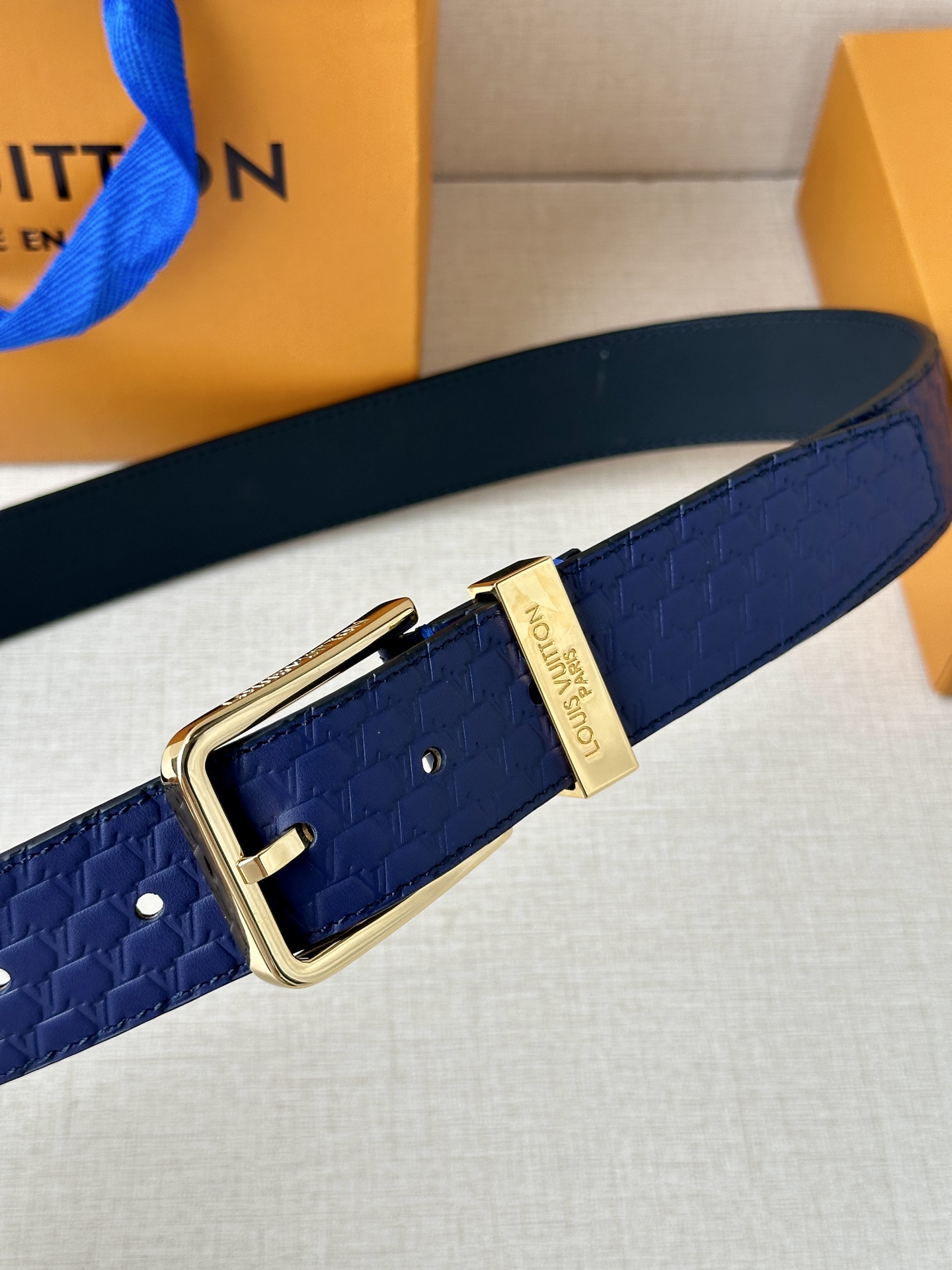 Pont Neuf 3.5宽皮带的这种令人垂头目的迭代配备了值得仔细观察的杰出细节。皮革表带以其微妙的方