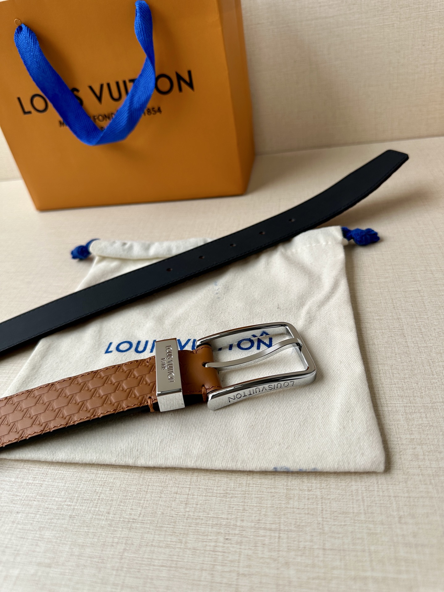 Pont Neuf 3.5宽皮带的这种令人垂头目的迭代配备了值得仔细观察的杰出细节。皮革表带以其微妙的方