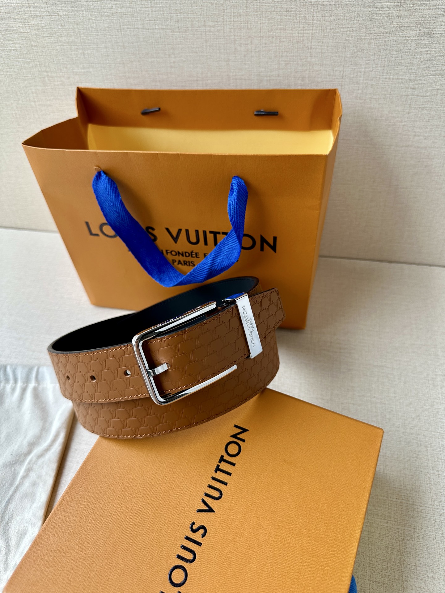 Pont Neuf 3.5宽皮带的这种令人垂头目的迭代配备了值得仔细观察的杰出细节。皮革表带以其微妙的方