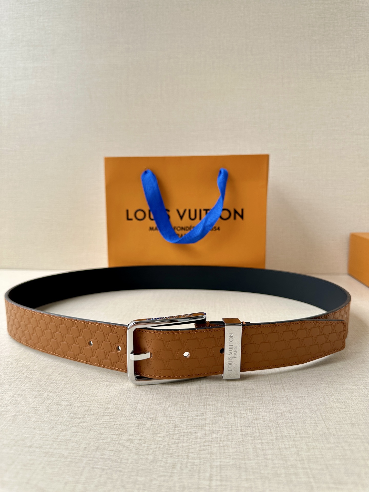 Pont Neuf 3.5宽皮带的这种令人垂头目的迭代配备了值得仔细观察的杰出细节。皮革表带以其微妙的方