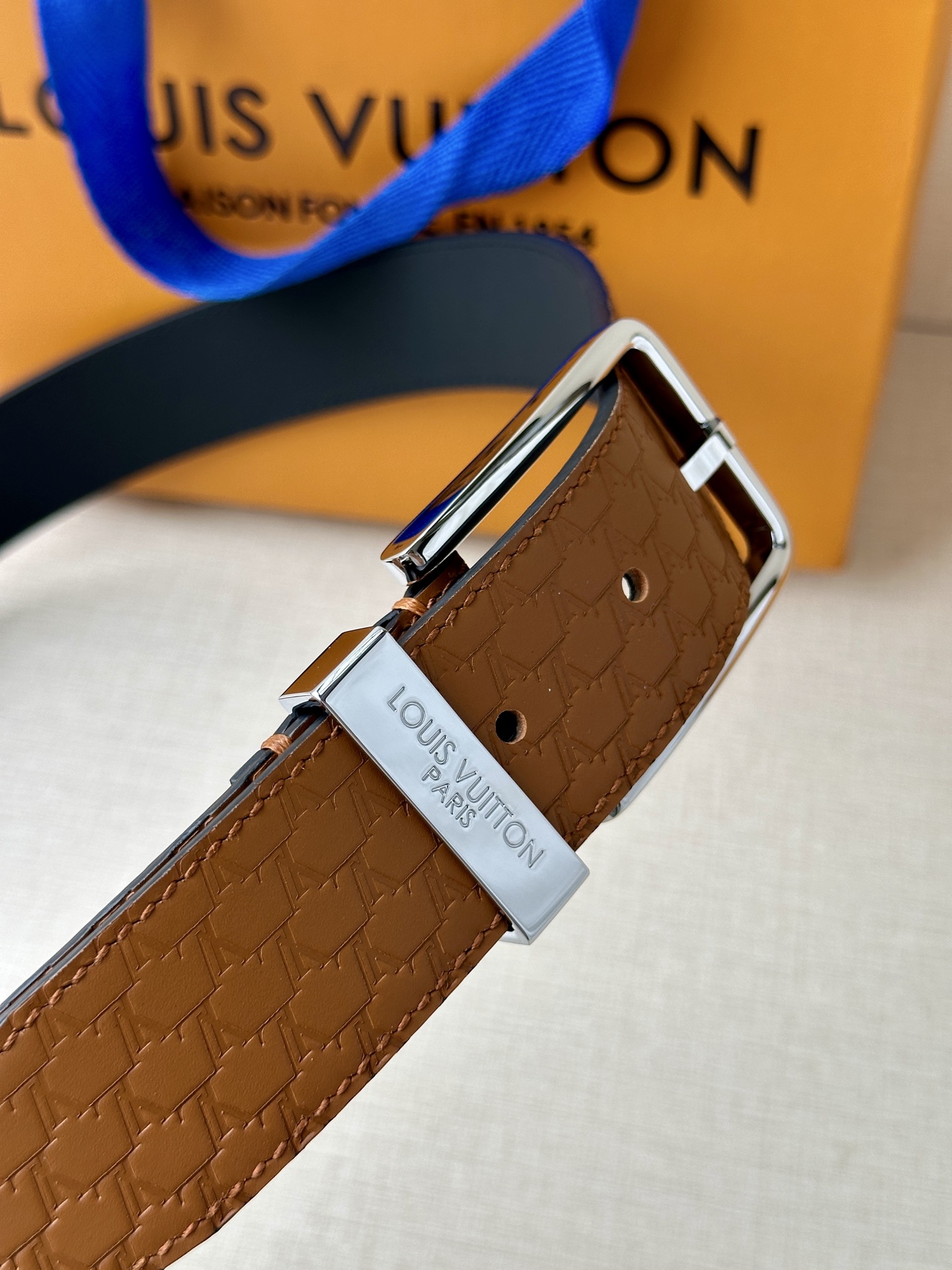 Pont Neuf 3.5宽皮带的这种令人垂头目的迭代配备了值得仔细观察的杰出细节。皮革表带以其微妙的方