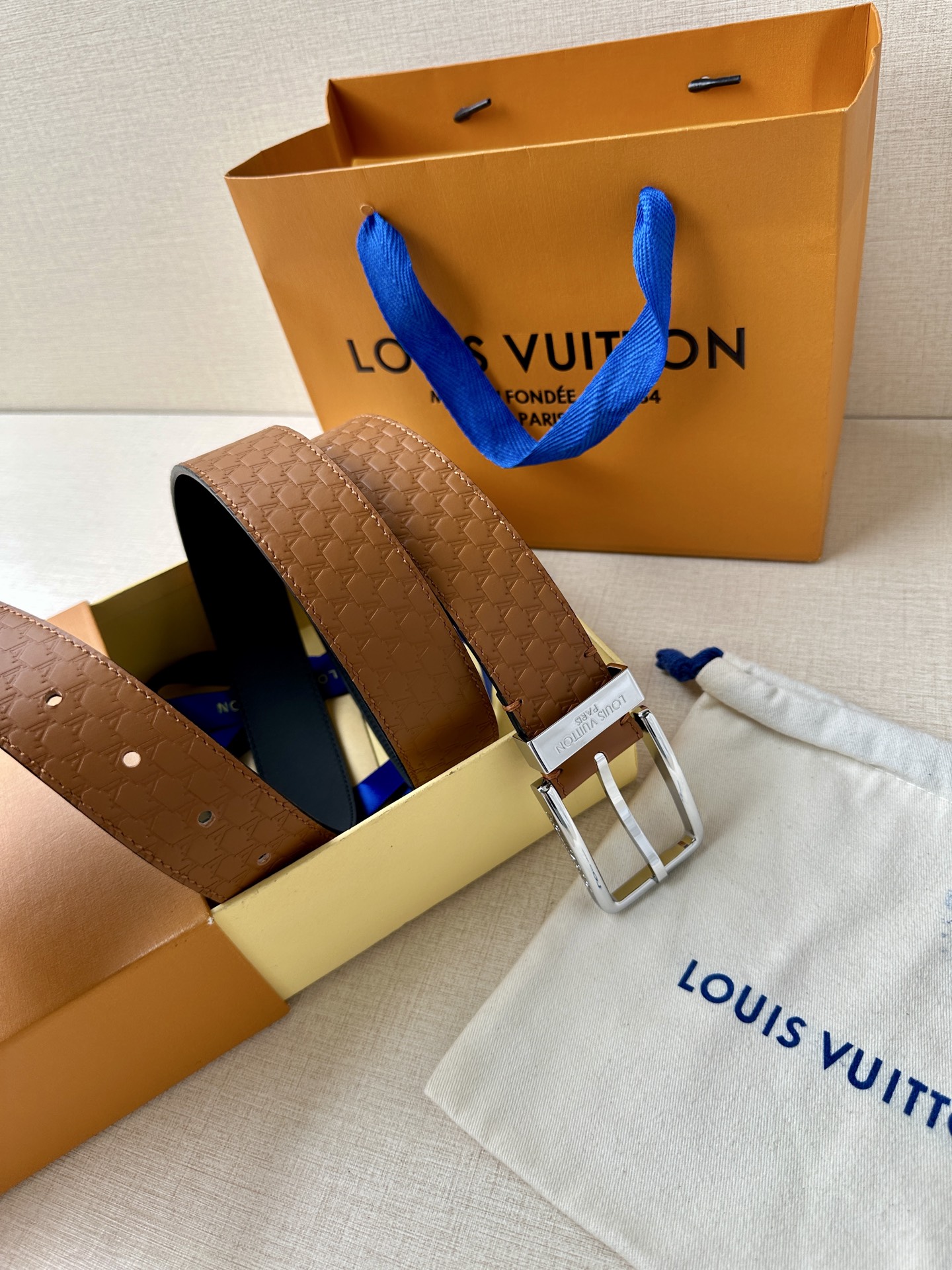 Pont Neuf 3.5宽皮带的这种令人垂头目的迭代配备了值得仔细观察的杰出细节。皮革表带以其微妙的方