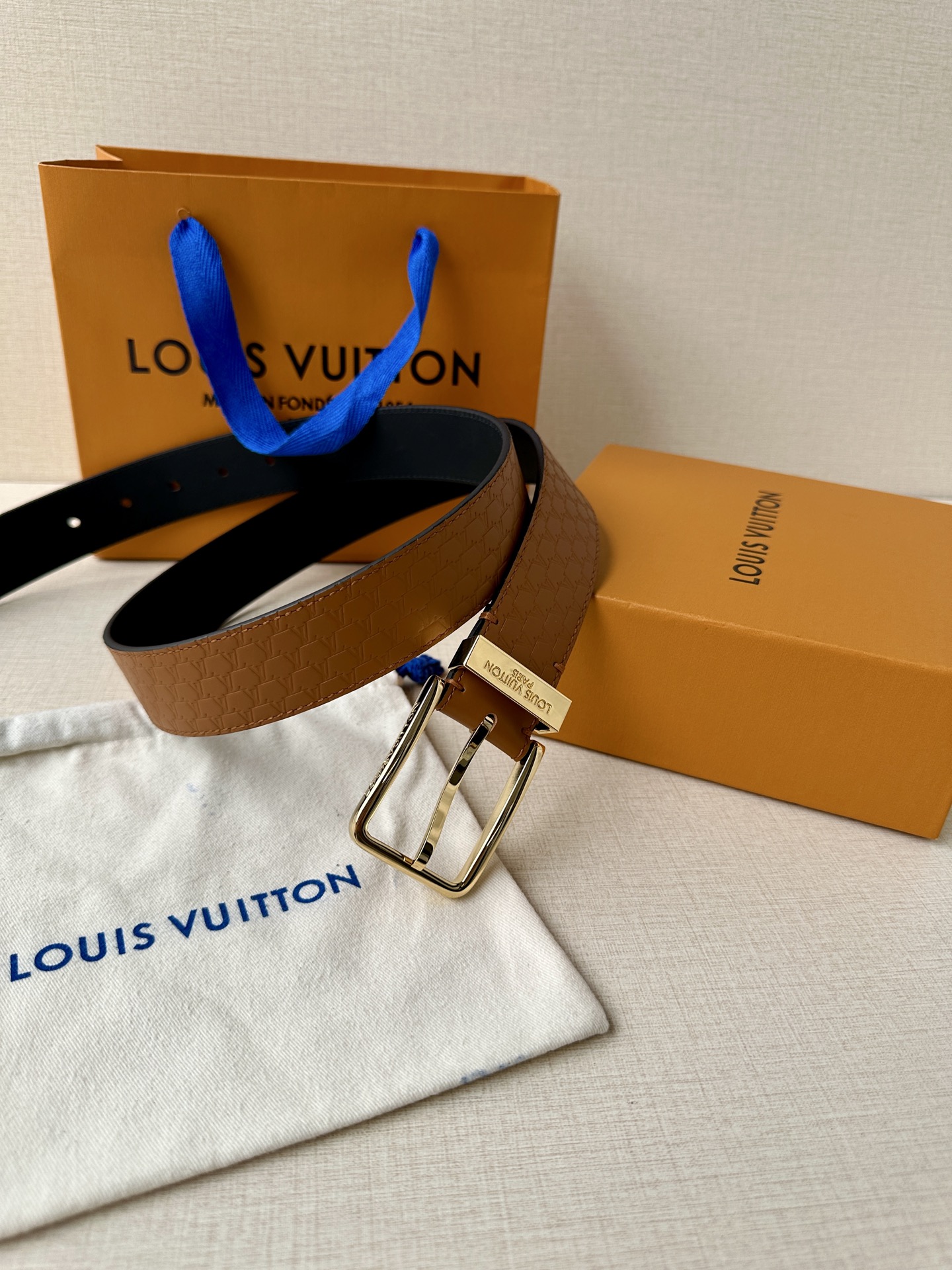 Pont Neuf 3.5宽皮带的这种令人垂头目的迭代配备了值得仔细观察的杰出细节。皮革表带以其微妙的方