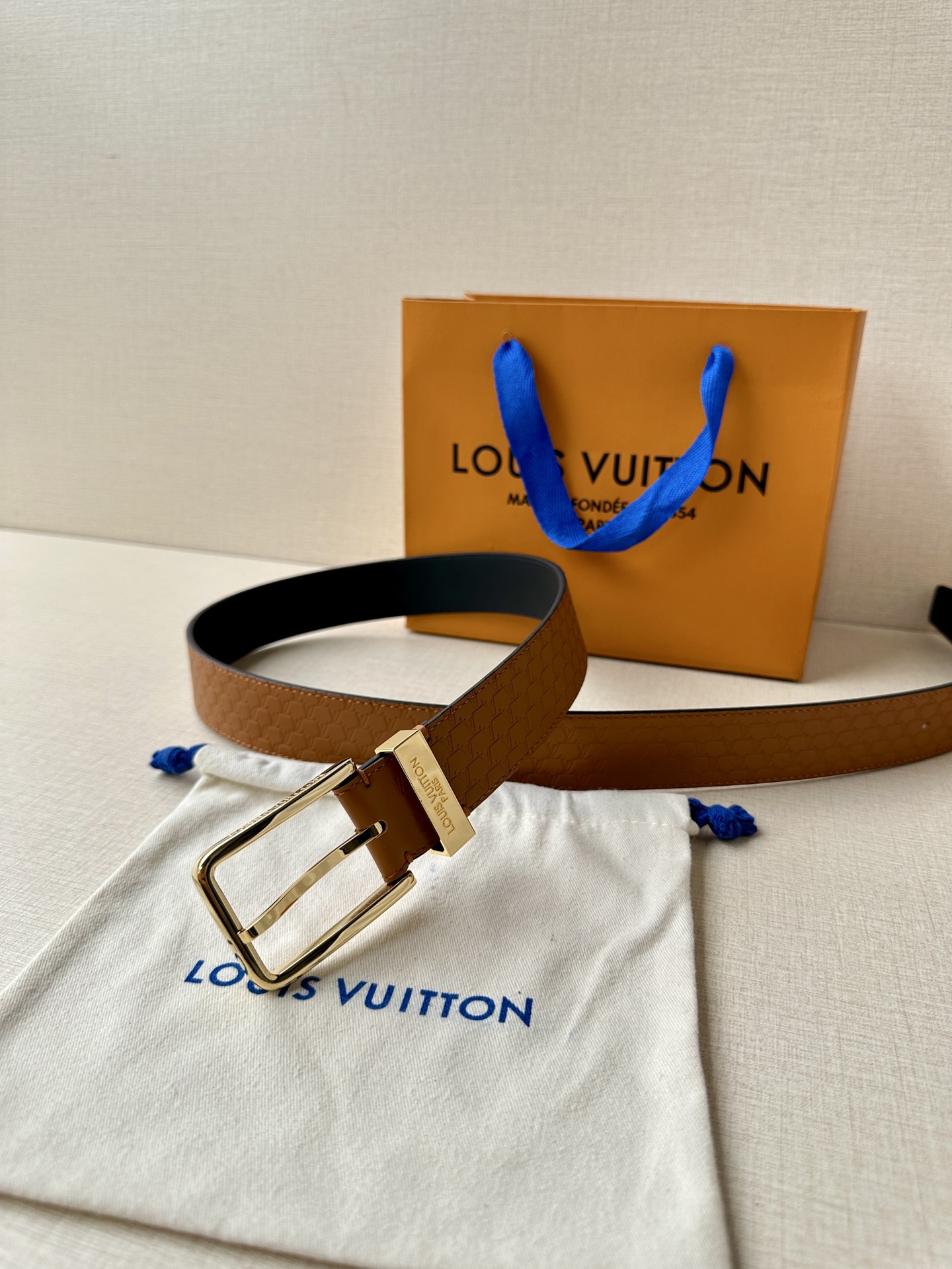 Pont Neuf 3.5宽皮带的这种令人垂头目的迭代配备了值得仔细观察的杰出细节。皮革表带以其微妙的方