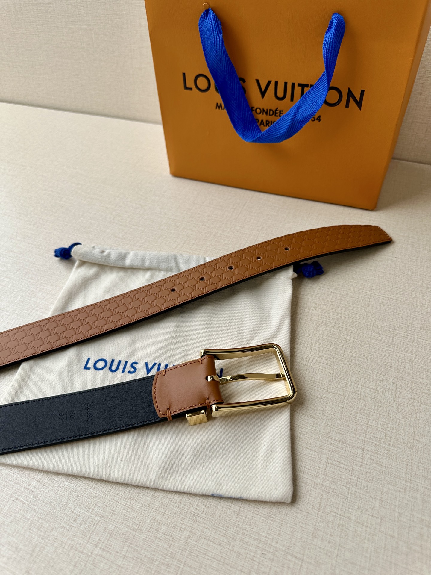 Pont Neuf 3.5宽皮带的这种令人垂头目的迭代配备了值得仔细观察的杰出细节。皮革表带以其微妙的方