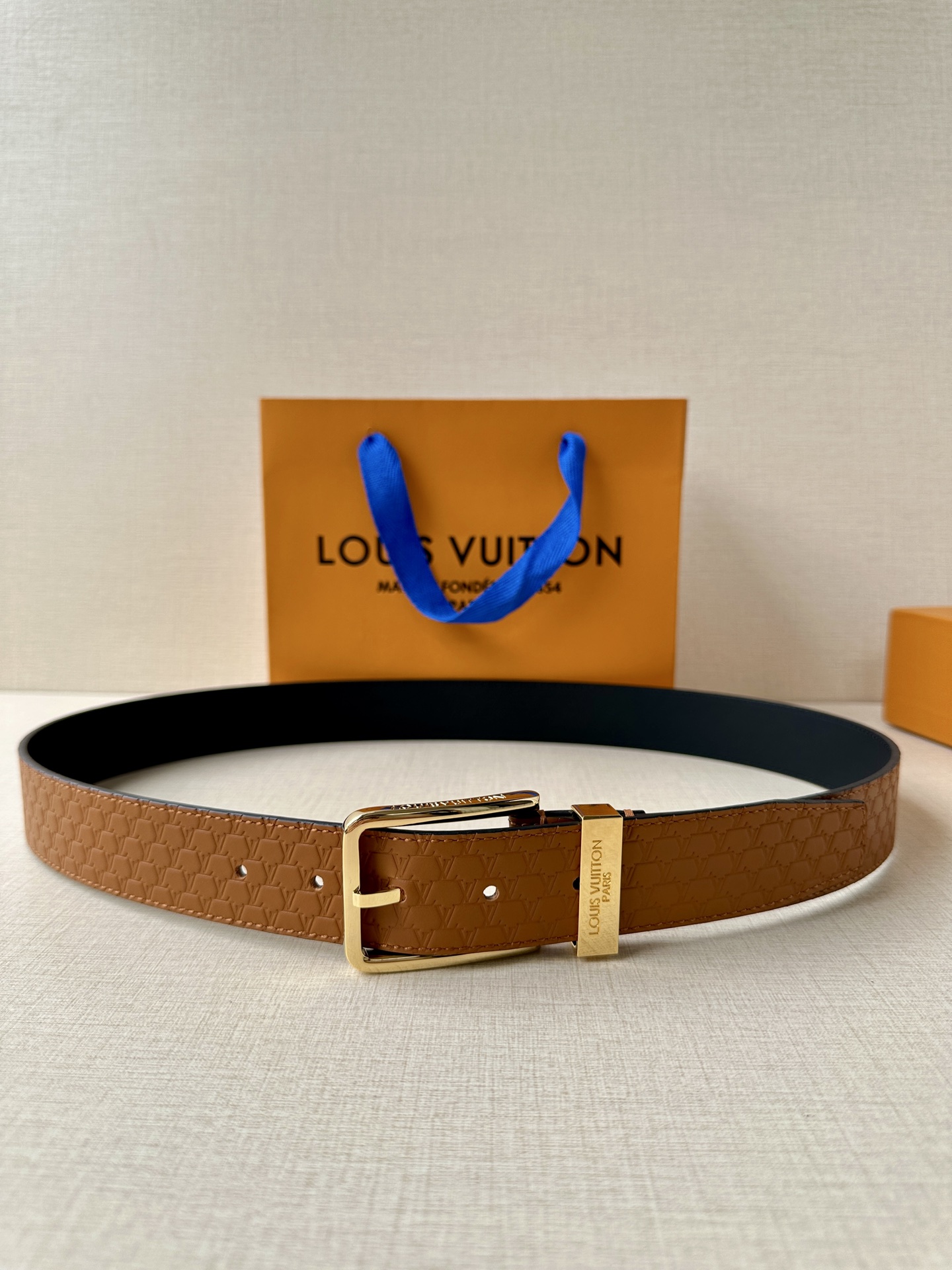 Pont Neuf 3.5宽皮带的这种令人垂头目的迭代配备了值得仔细观察的杰出细节。皮革表带以其微妙的方