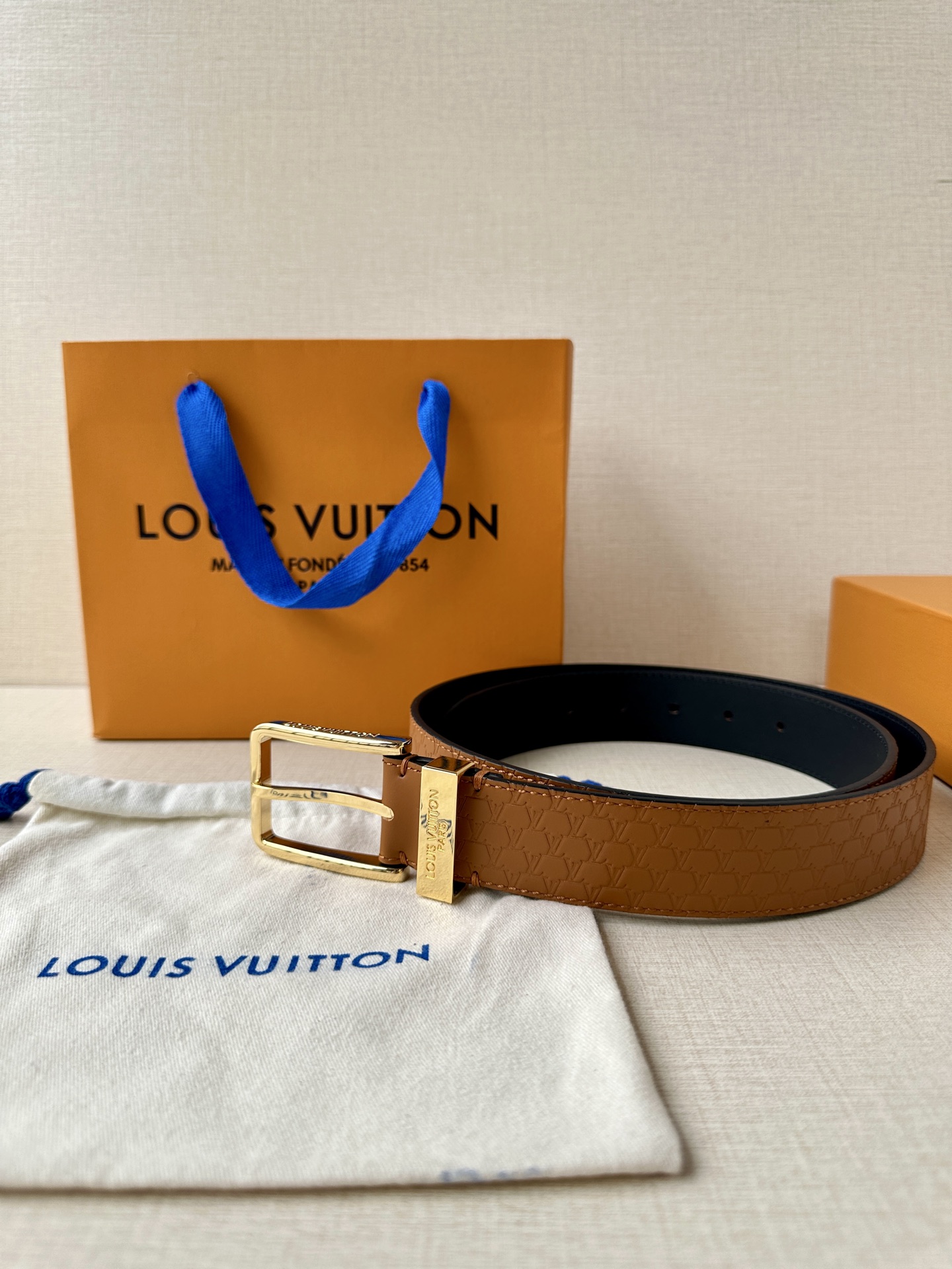 Pont Neuf 3.5宽皮带的这种令人垂头目的迭代配备了值得仔细观察的杰出细节。皮革表带以其微妙的方