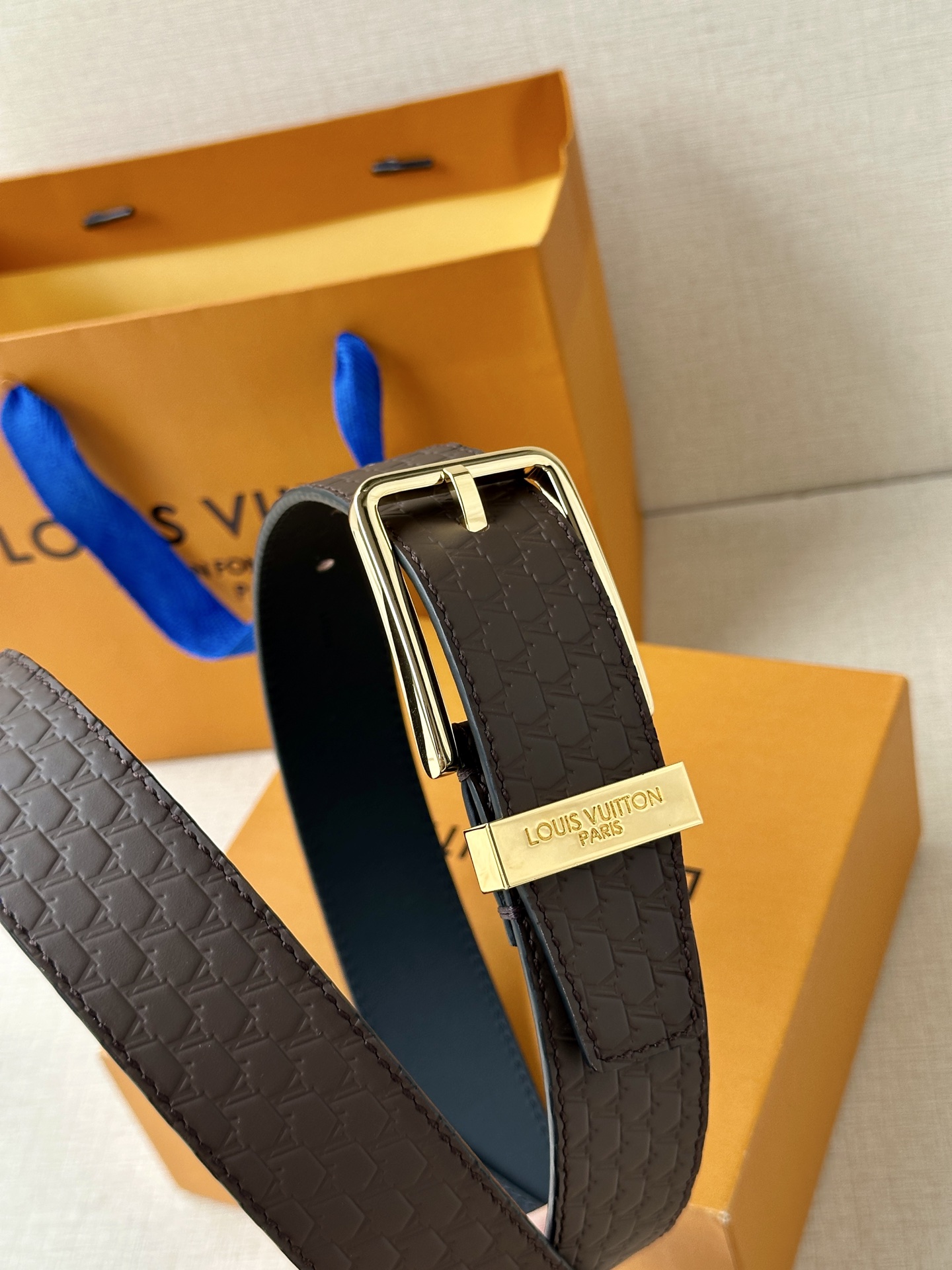 Pont Neuf 3.5宽皮带的这种令人垂头目的迭代配备了值得仔细观察的杰出细节。皮革表带以其微妙的方